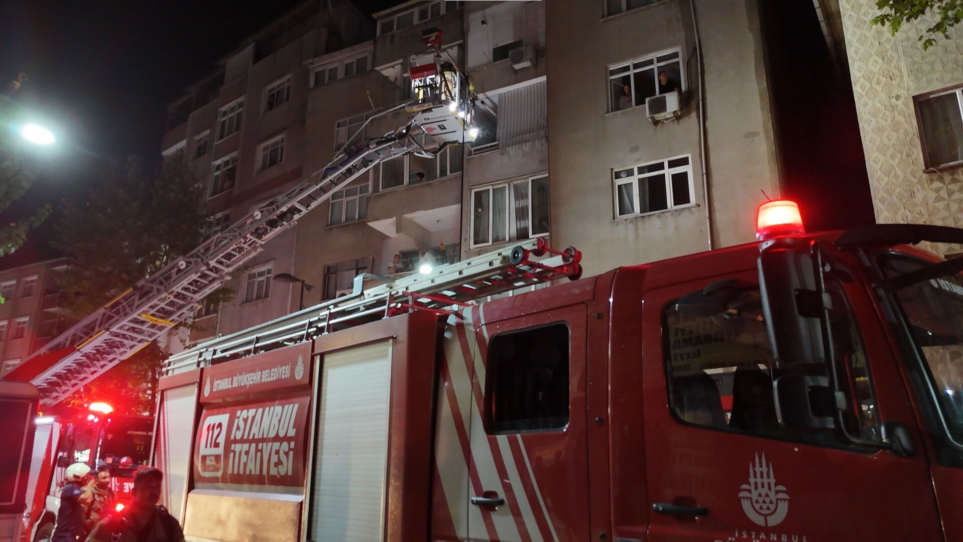 Pendik'te gece yarısı yangın paniği! Ekipler müdahale etti - 1. Resim