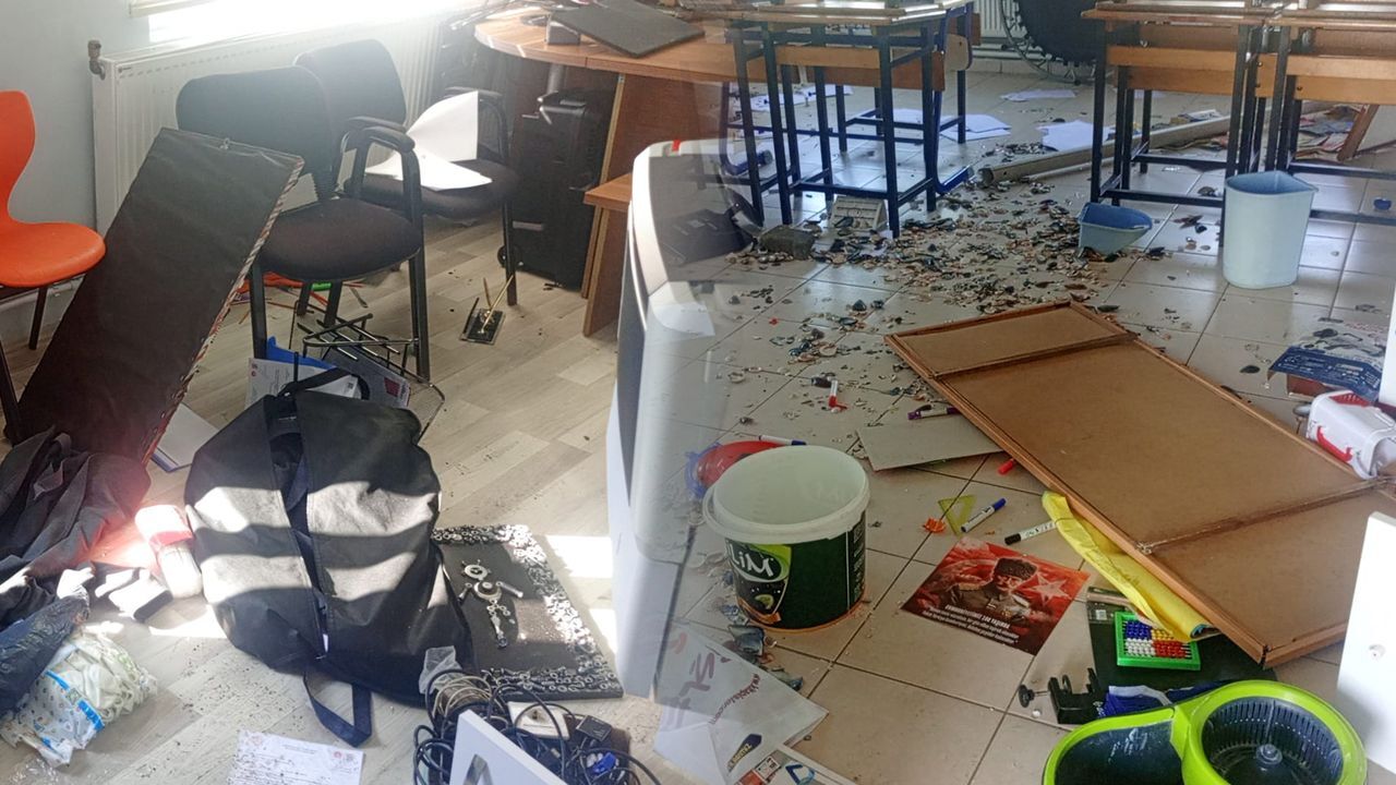Samsun&#039;da tepki çeken olay: Şehir eşkıyaları okulun altını üstüne getirdi!