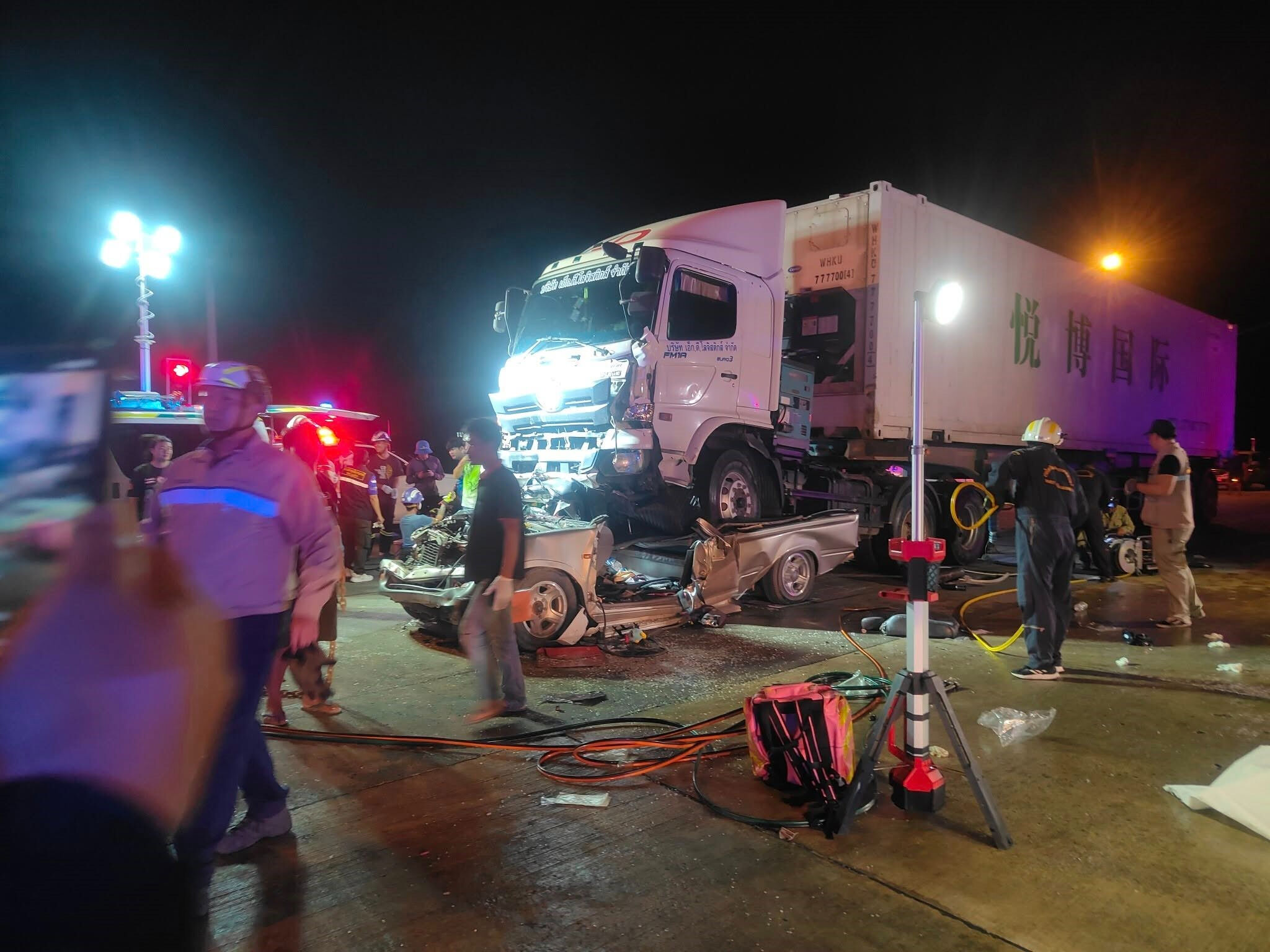 Tayland'da feci kaza! Tır, kırmızı ışıkta bekleyen araçları biçti: Ölü ve yaralılar var - 1. Resim