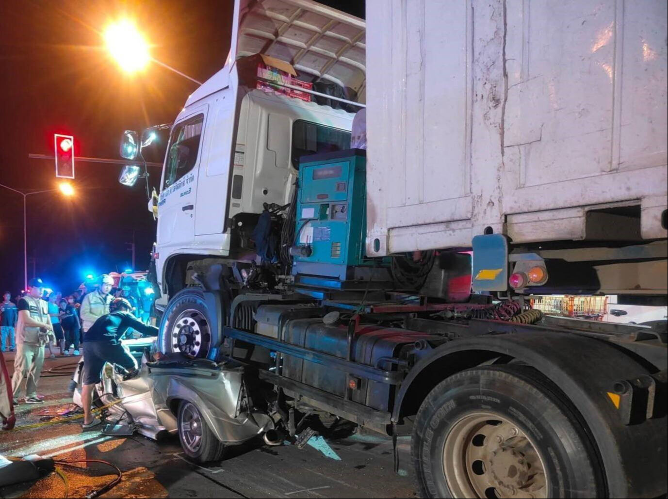 Tayland'da feci kaza! Tır, kırmızı ışıkta bekleyen araçları biçti: Ölü ve yaralılar var - 2. Resim