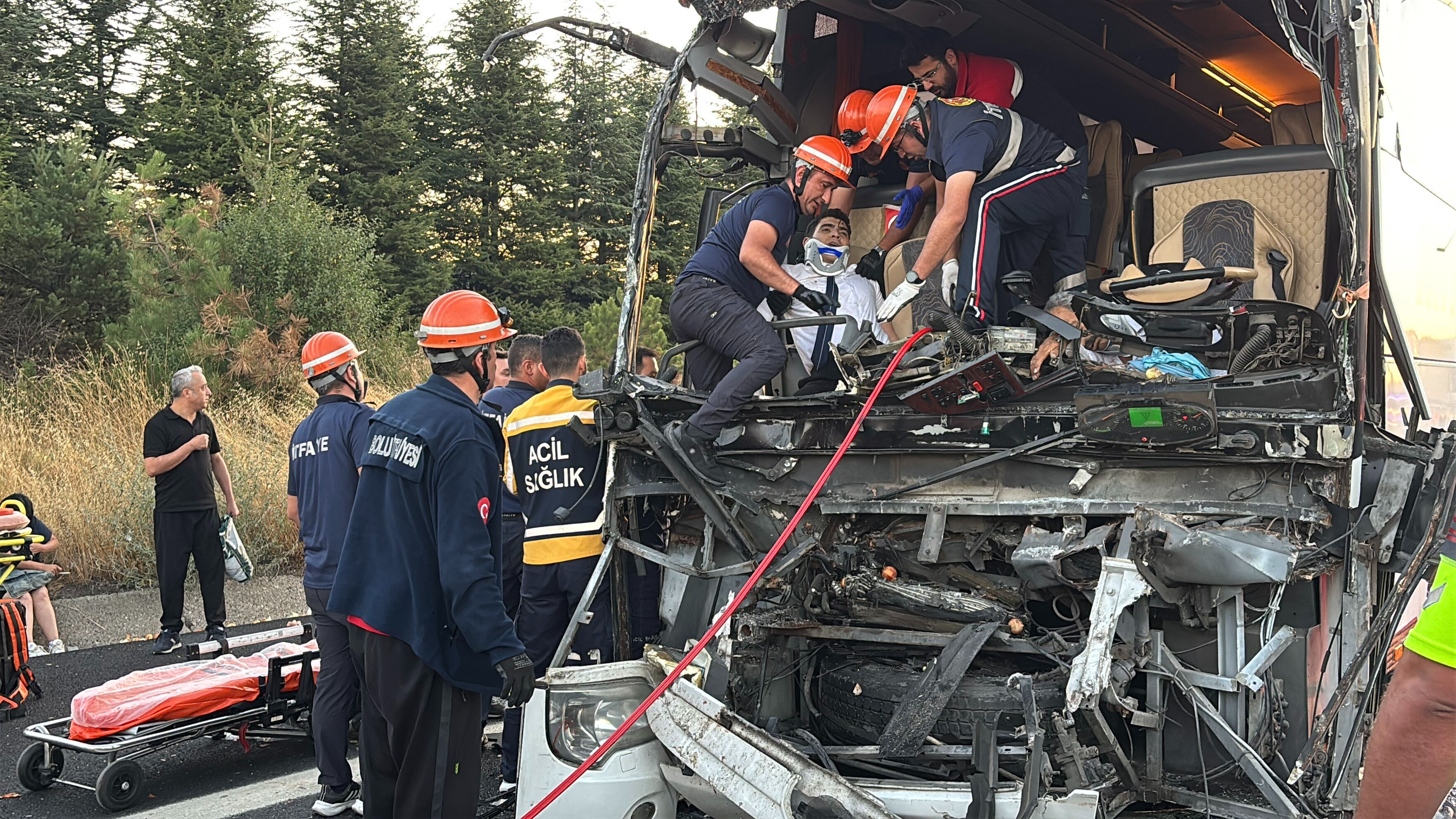 TEM'de yolcu otobüsü ile kamyon çarpıştı! Ölü ve yaralılar var - 1. Resim