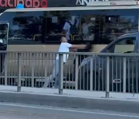 Trafikte korna kavgası! Minibüs şoförü yola atladı, sürücüye tekme tokat saldırdı - 1. Resim