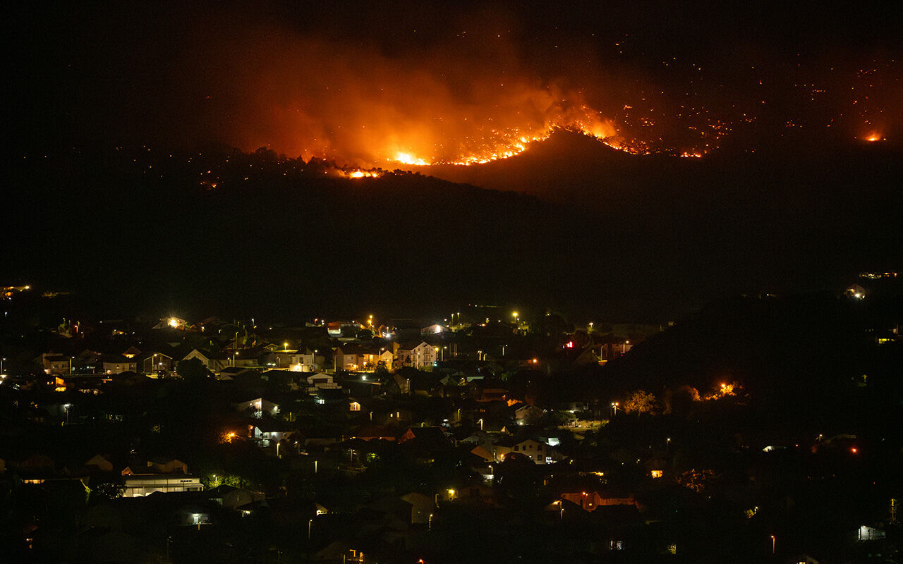Ülke felaketi yaşıyor! Karadağ, orman yangınları nedeniyle yardım bekliyor - 1. Resim