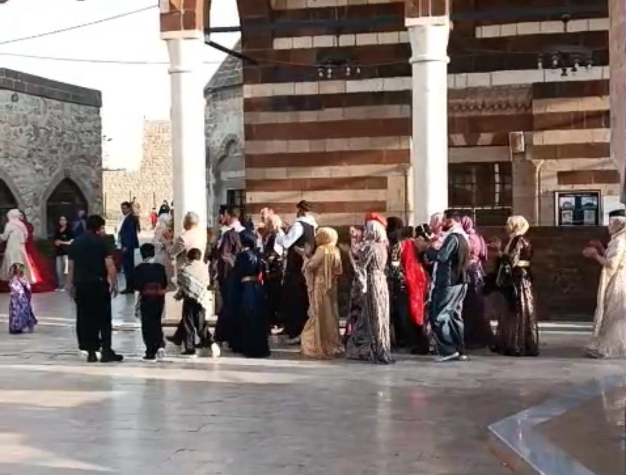 Bu kadarı da 'Yok artık' dedirtti! Tarihi camiye uygunsuz kıyafetlerle girilmesi tepki topladı - 1. Resim