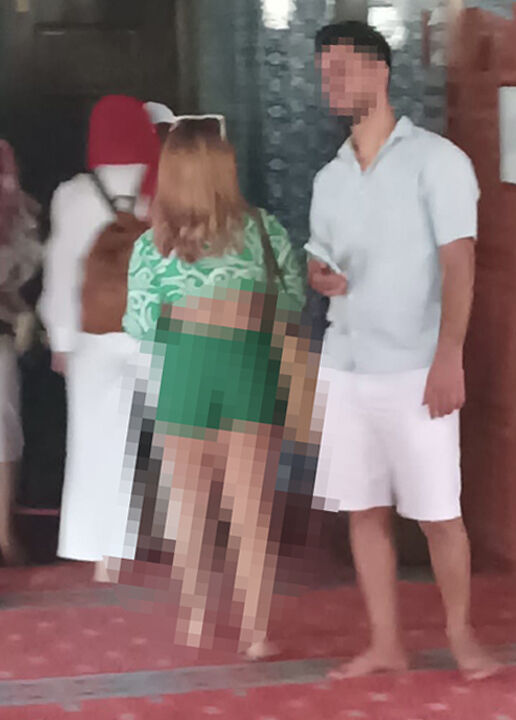 Bu kadarı da 'Yok artık' dedirtti! Tarihi camiye uygunsuz kıyafetlerle girilmesi tepki topladı - 3. Resim