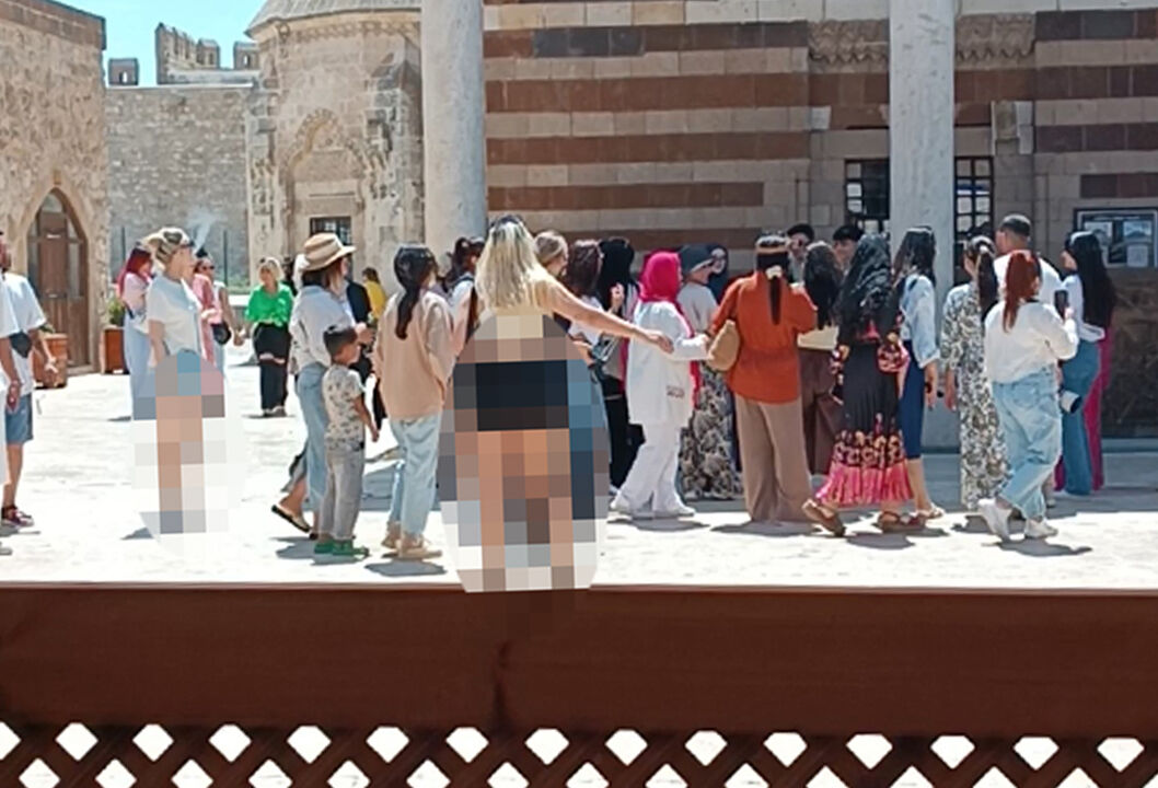 Bu kadarı da 'Yok artık' dedirtti! Tarihi camiye uygunsuz kıyafetlerle girilmesi tepki topladı - 2. Resim