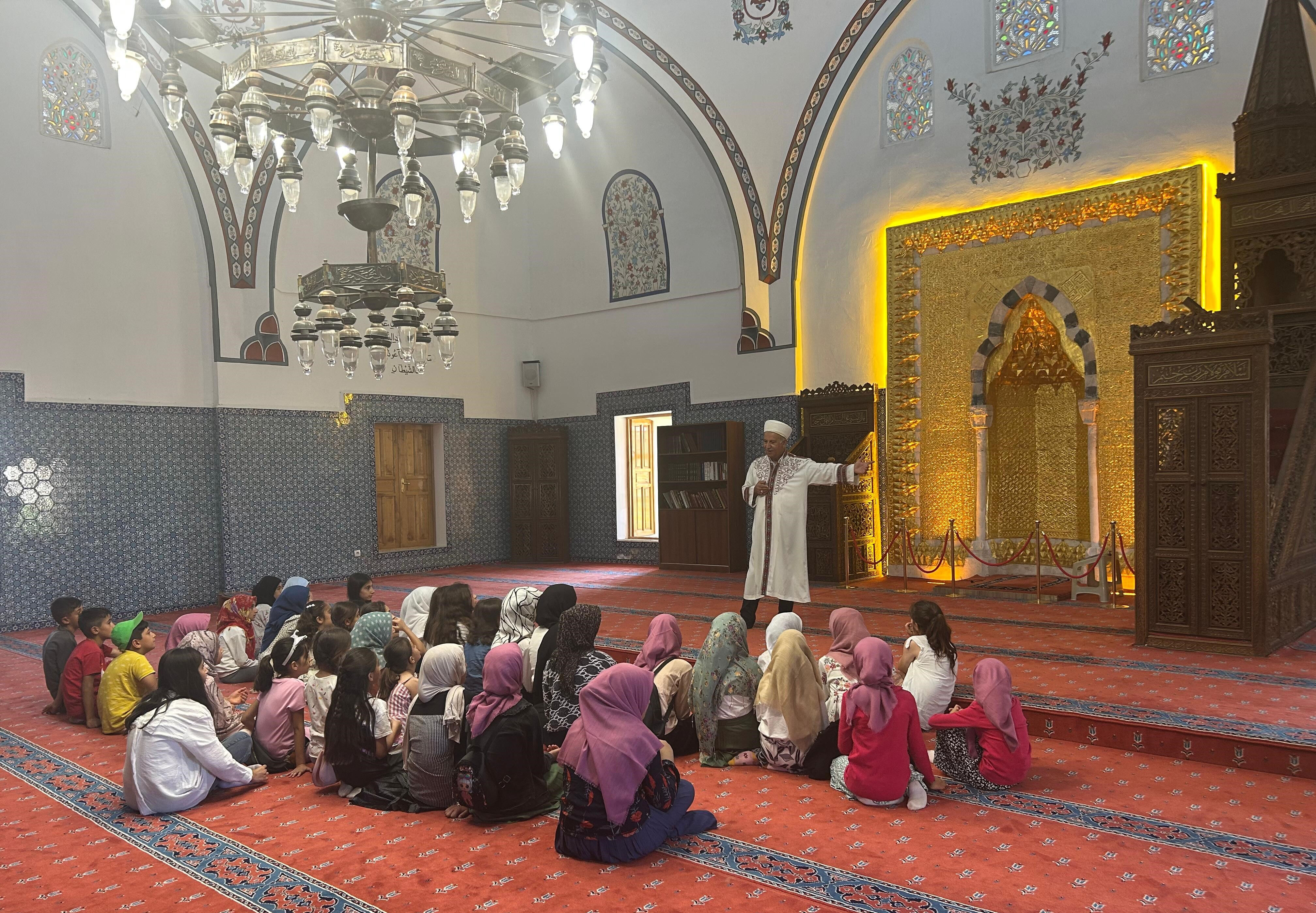 Bu kadarı da 'Yok artık' dedirtti! Tarihi camiye uygunsuz kıyafetlerle girilmesi tepki topladı - 5. Resim