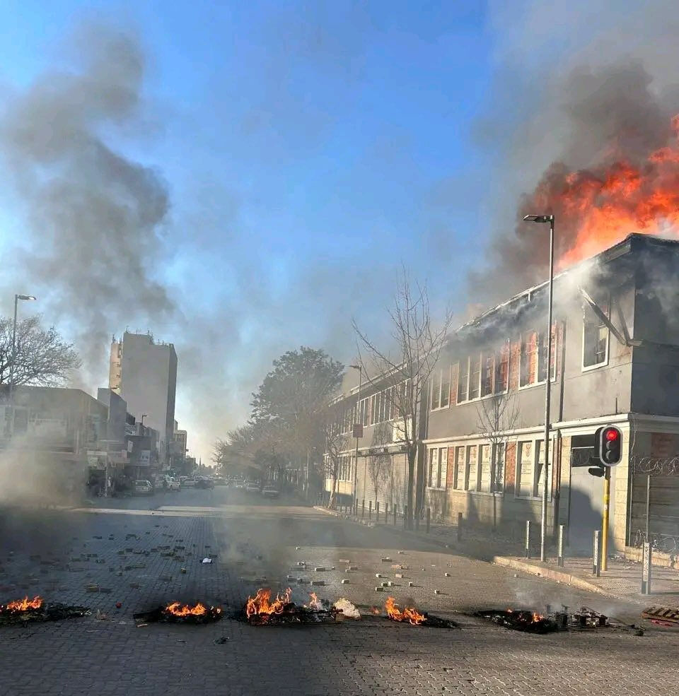 Güney Afrika'da protestocular İçişleri Bakanlığı ofisini ateşe verdi - 1. Resim