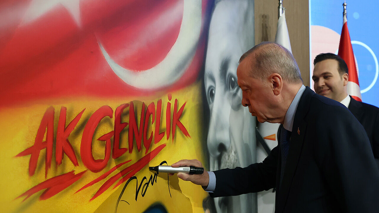 Cumhurbaşkanı Erdoğan'dan Özgür Özel'e: Kulağına gerçekleri fısıldayan bir dostu da yok - 1. Resim