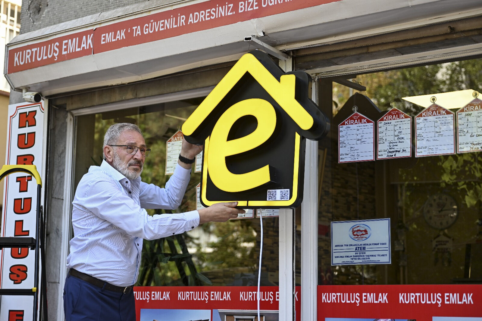 Emlak ofislerinde yeni dönem! Asılmaya başlandı, barkod da olacak - 2. Resim