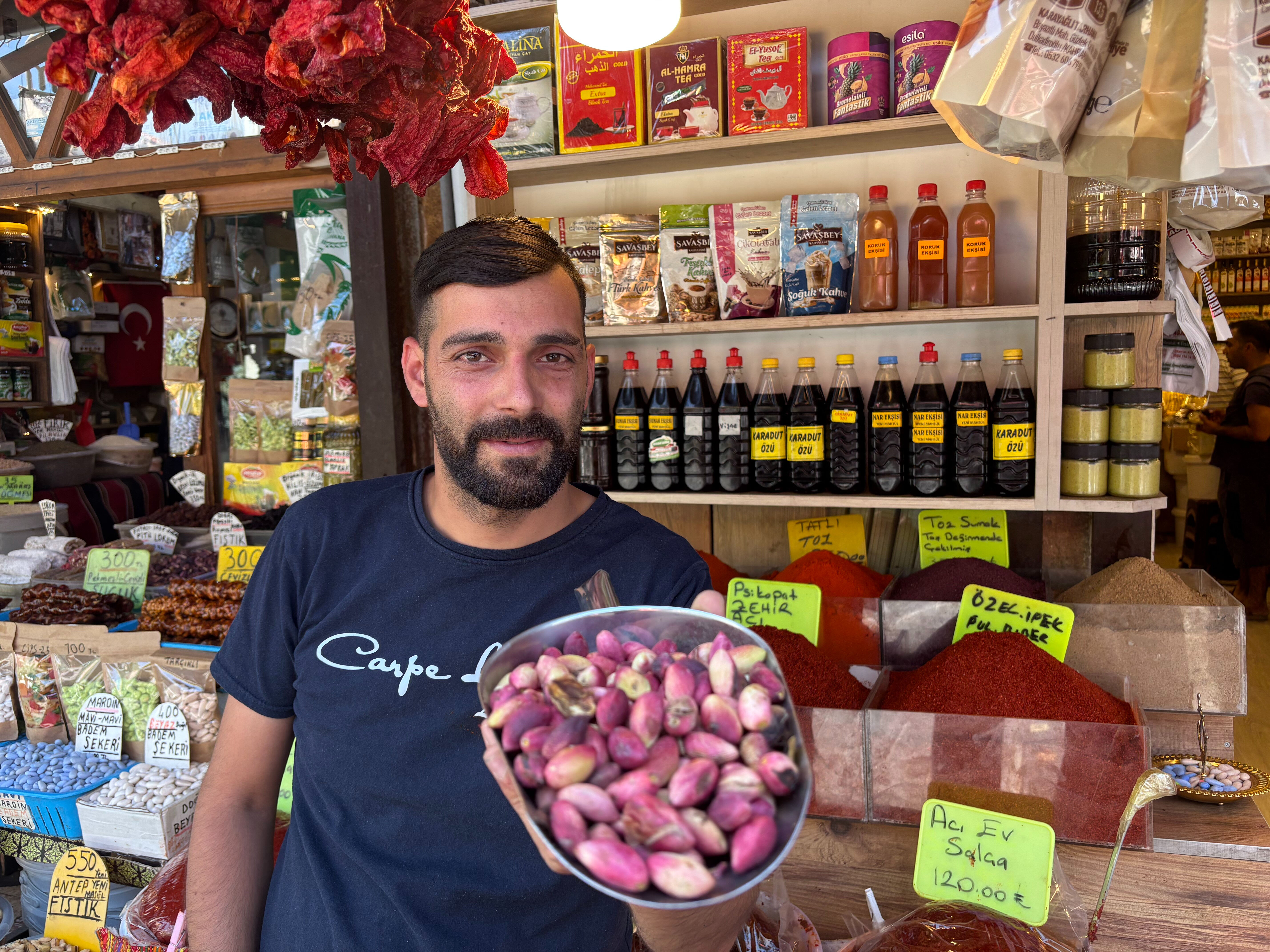 Hasat başladı, Antep fıstığı tezgahlarda yerini aldı! Fiyatını duyan geri adım atıyor - 1. Resim