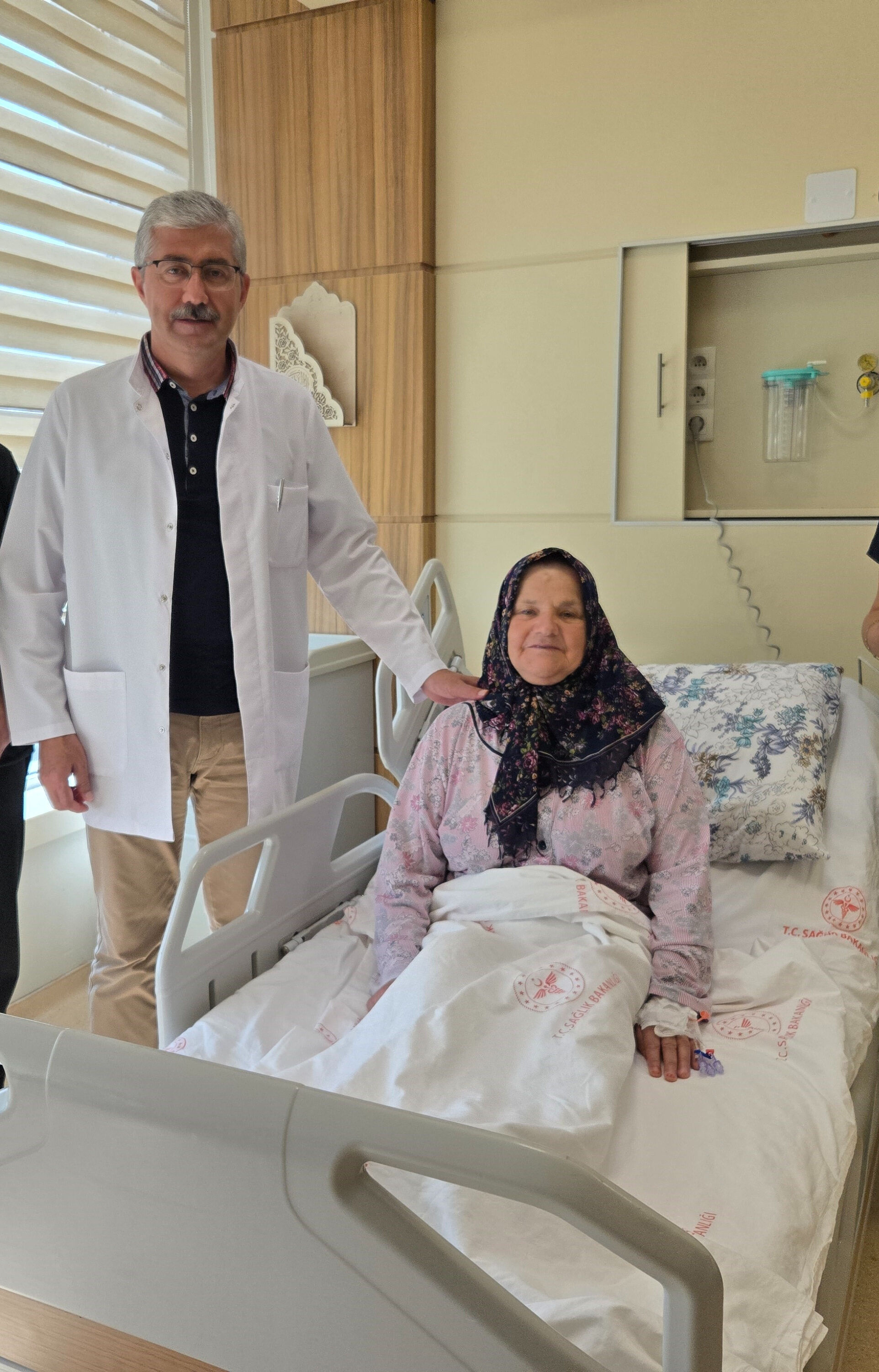 Hastaneye boyun ağrısıyla gitti! Olay çok farklı çıktı: Apar topar ameliyata alındı - 1. Resim