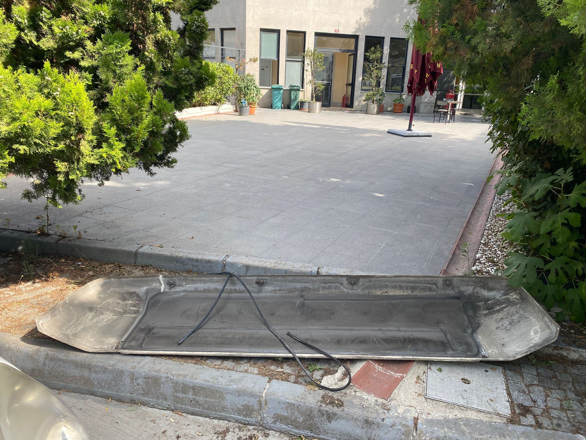 İETT otobüsünden kopan parça can alıyordu! Son anda böyle kurtuldu - 1. Resim