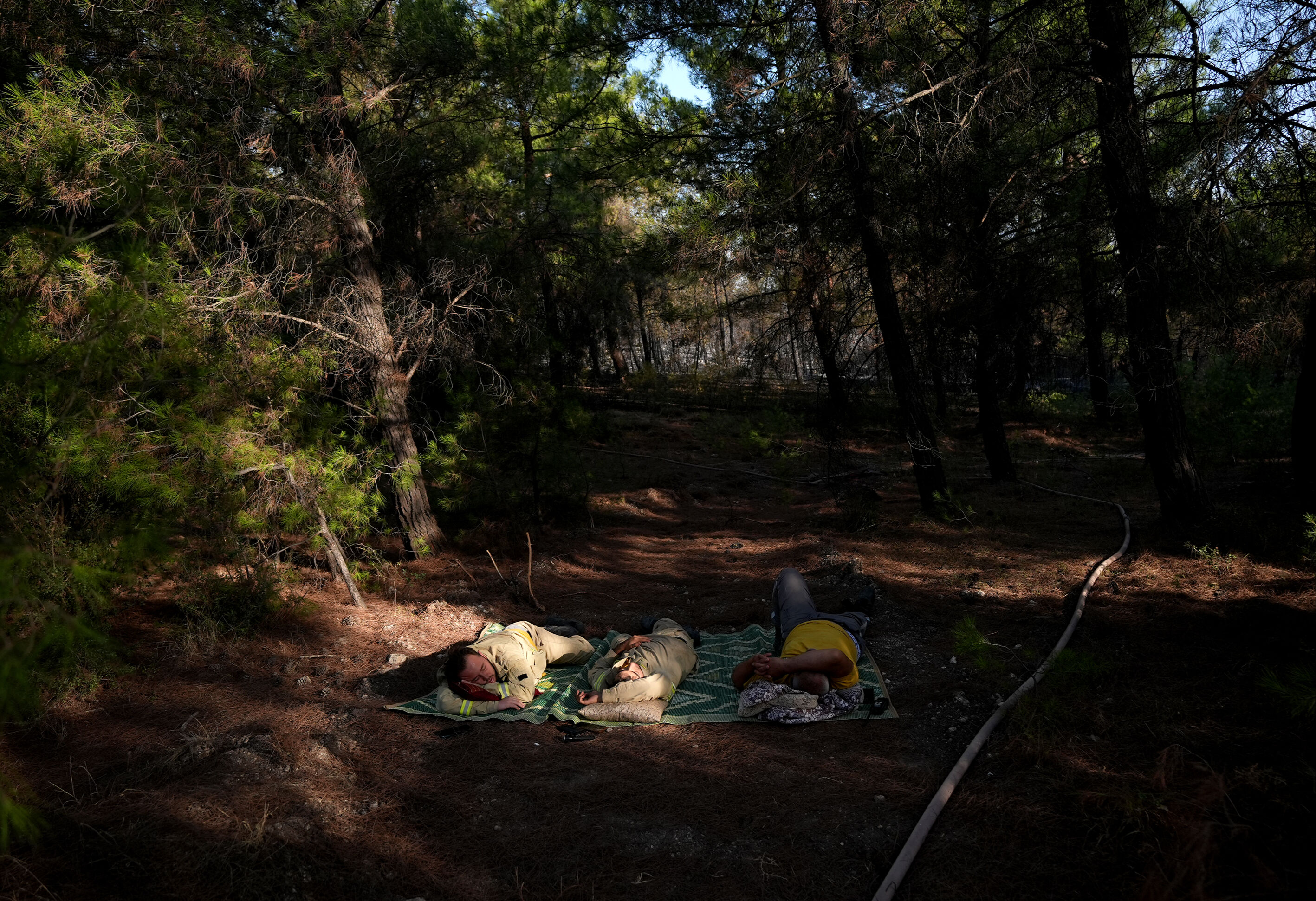İzmir'deki orman yangını kontrol altına alındı! Kahraman itfaiyecilerin görüntüleri gündem oldu - 2. Resim