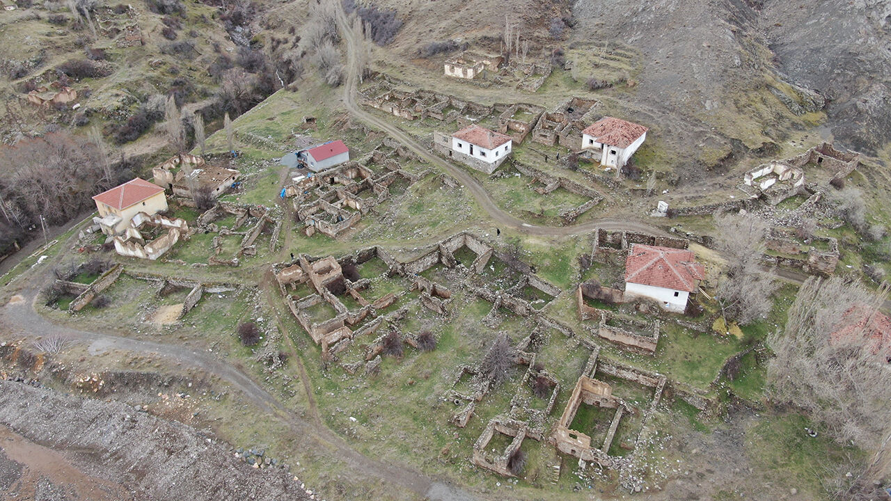 Maceraperest genç 'cinli köy'de sabahladı! Besmeleler çekerek girdiği terk edilmiş evleri kaydetti - 4. Resim