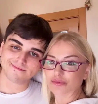 Songül Karlı gözlerden uzak büyüttüğü oğlu Furkan'ı paylaştı! Takipçileri yorum yağdırdı: