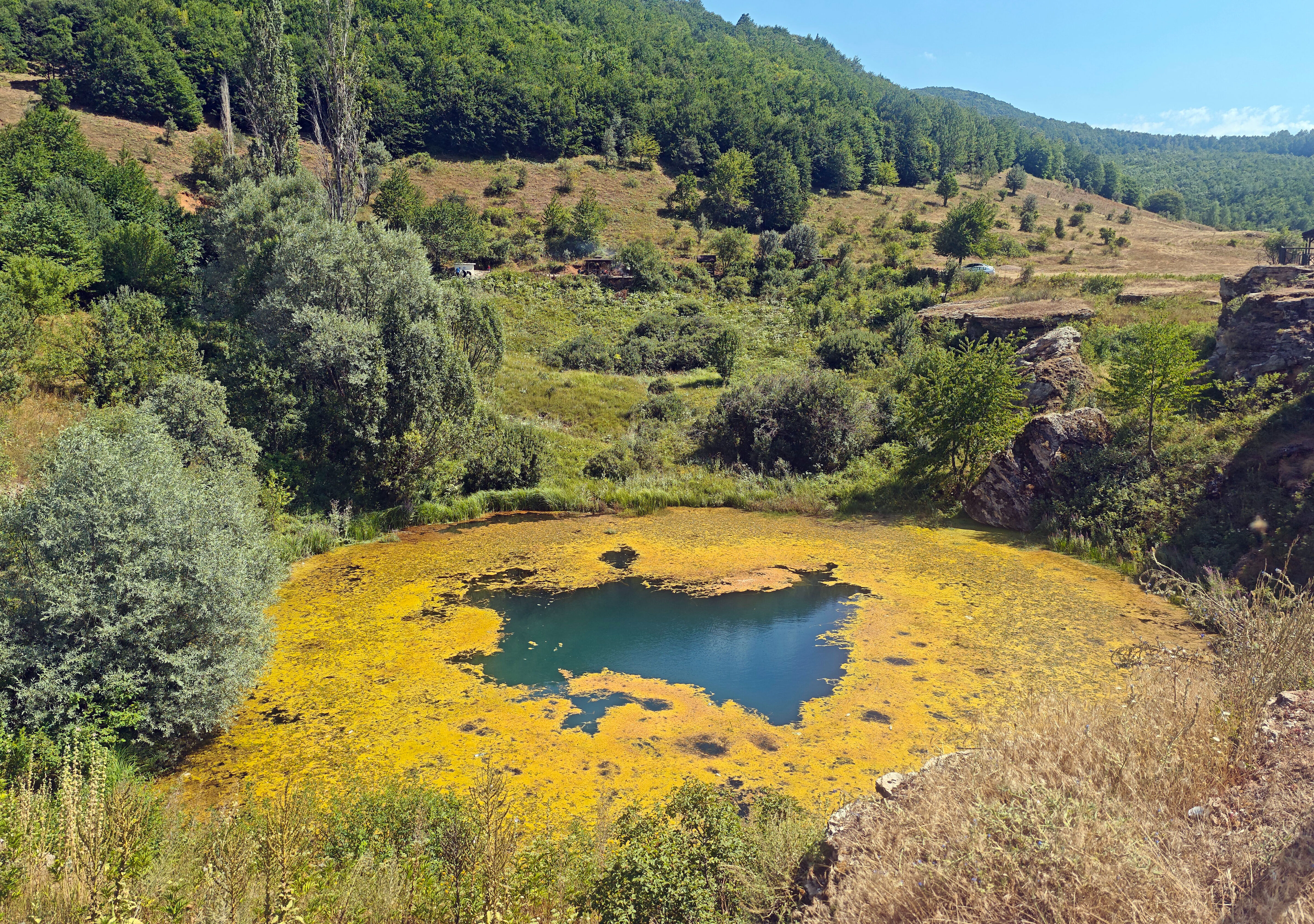 Timsah gözünü andırıyor! Derinliği 17 metre, yer altından başka illerle bağlantısı varmış - 2. Resim