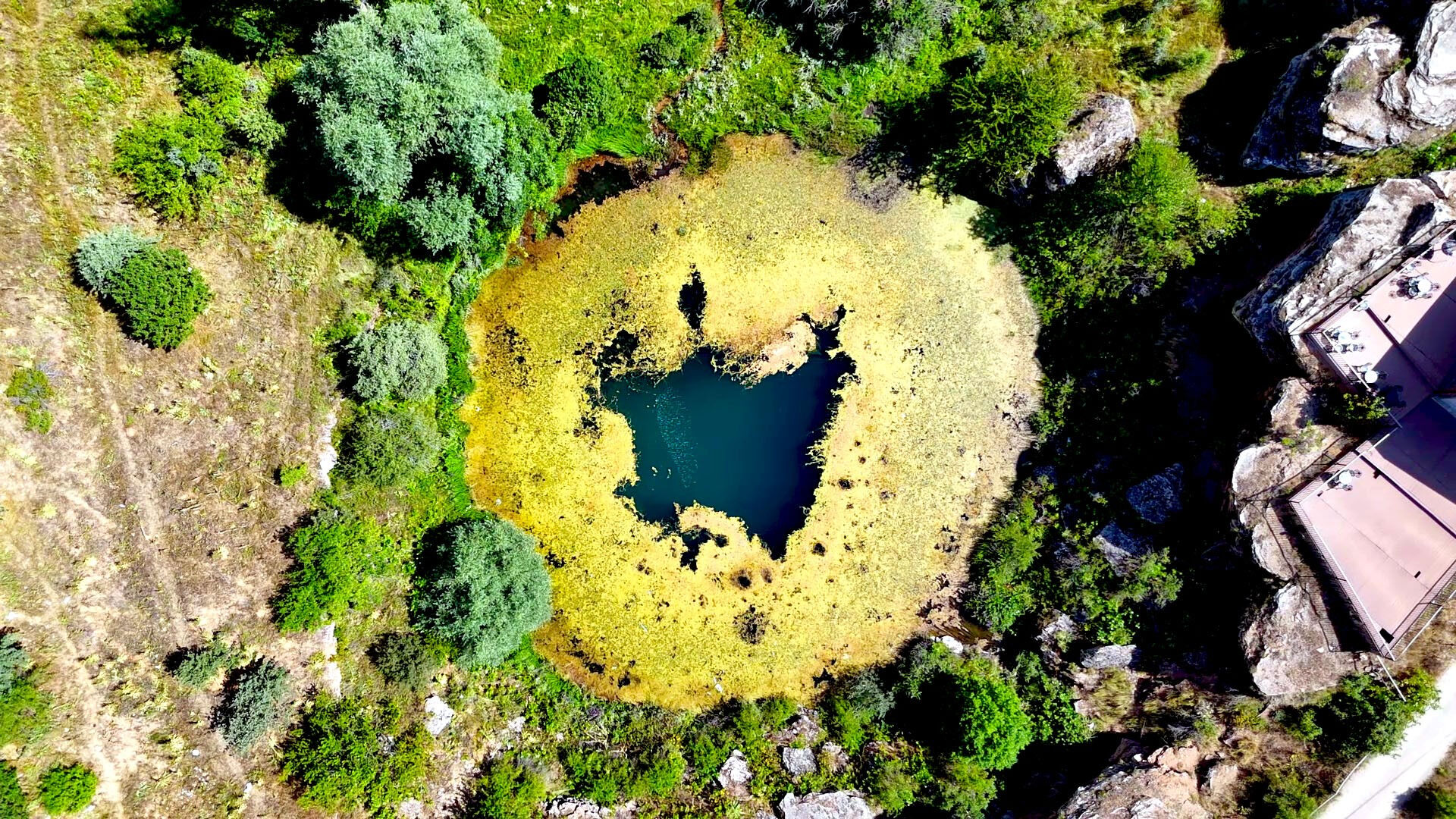 Timsah gözünü andırıyor! Derinliği 17 metre, yer altından başka illerle bağlantısı varmış - 3. Resim