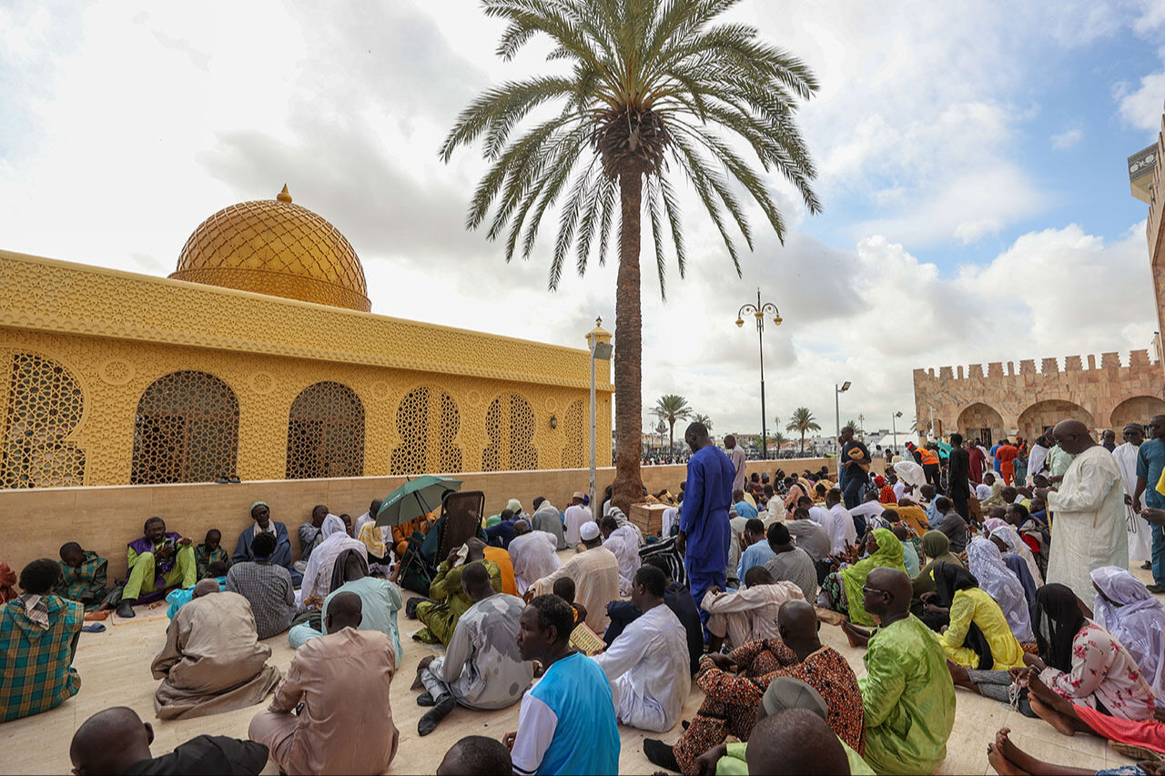 2 milyon sufi onun için bir araya geldi! Sömürgecilere karşı Şeyh Ahmedu Bamba'nın huzurunda dualar edildi - 2. Resim