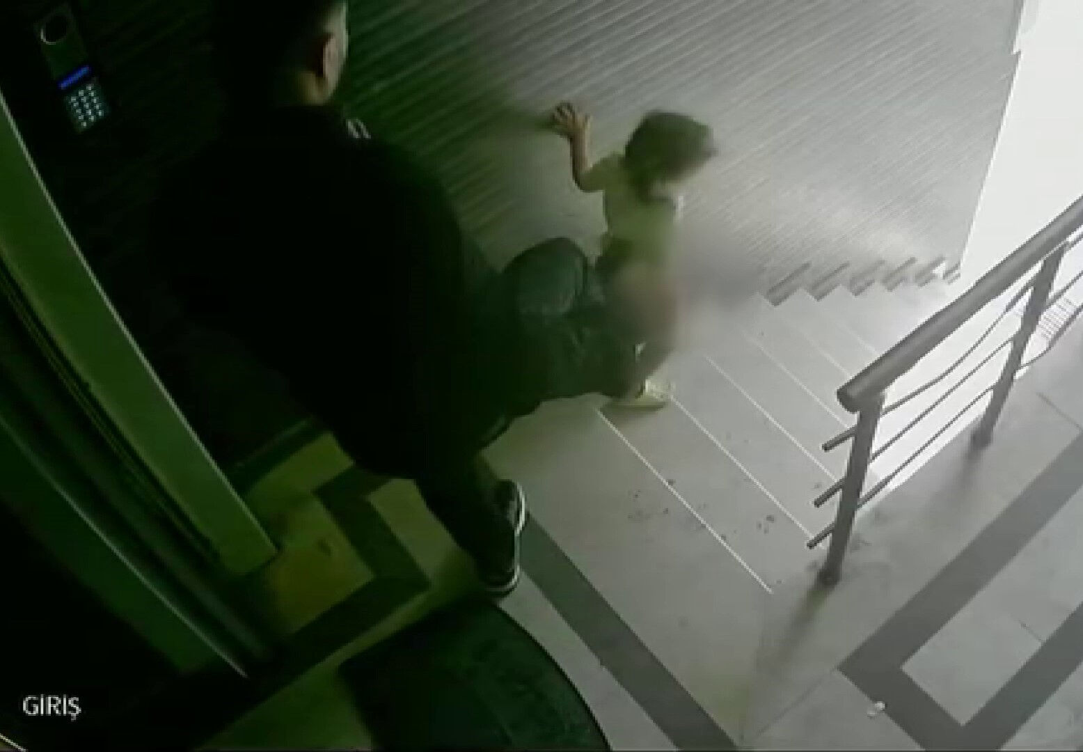 3 yaşındaki kızını tekmeleyip merdivenlerden yuvarlayan cani tahliye edildi - 1. Resim