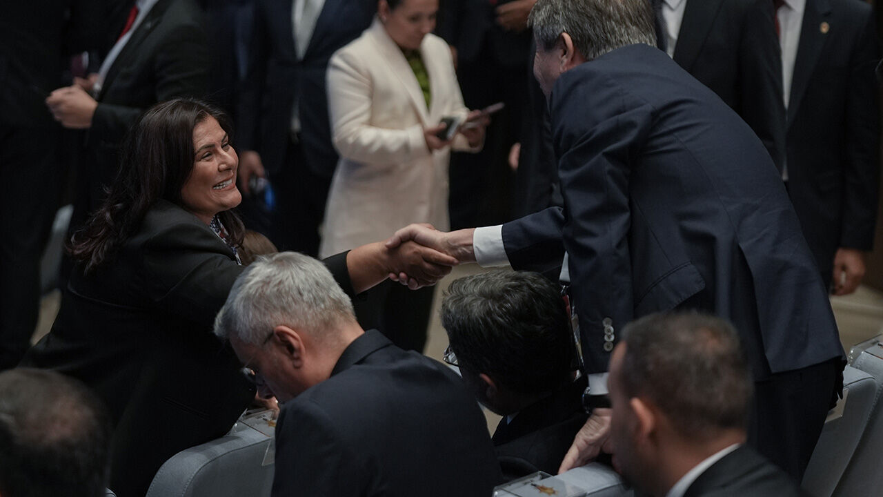 AK Parti'nin 24. yılı... Erdoğan'dan Özgür Özel'e: Beyefendiyi daha çok rahatsız edeceğiz AK Parti Kongre Merkezi'ndeki programa Aydın Büyükşehir Belediye Başkanı Özlem Çerçioğlu da katıldı.