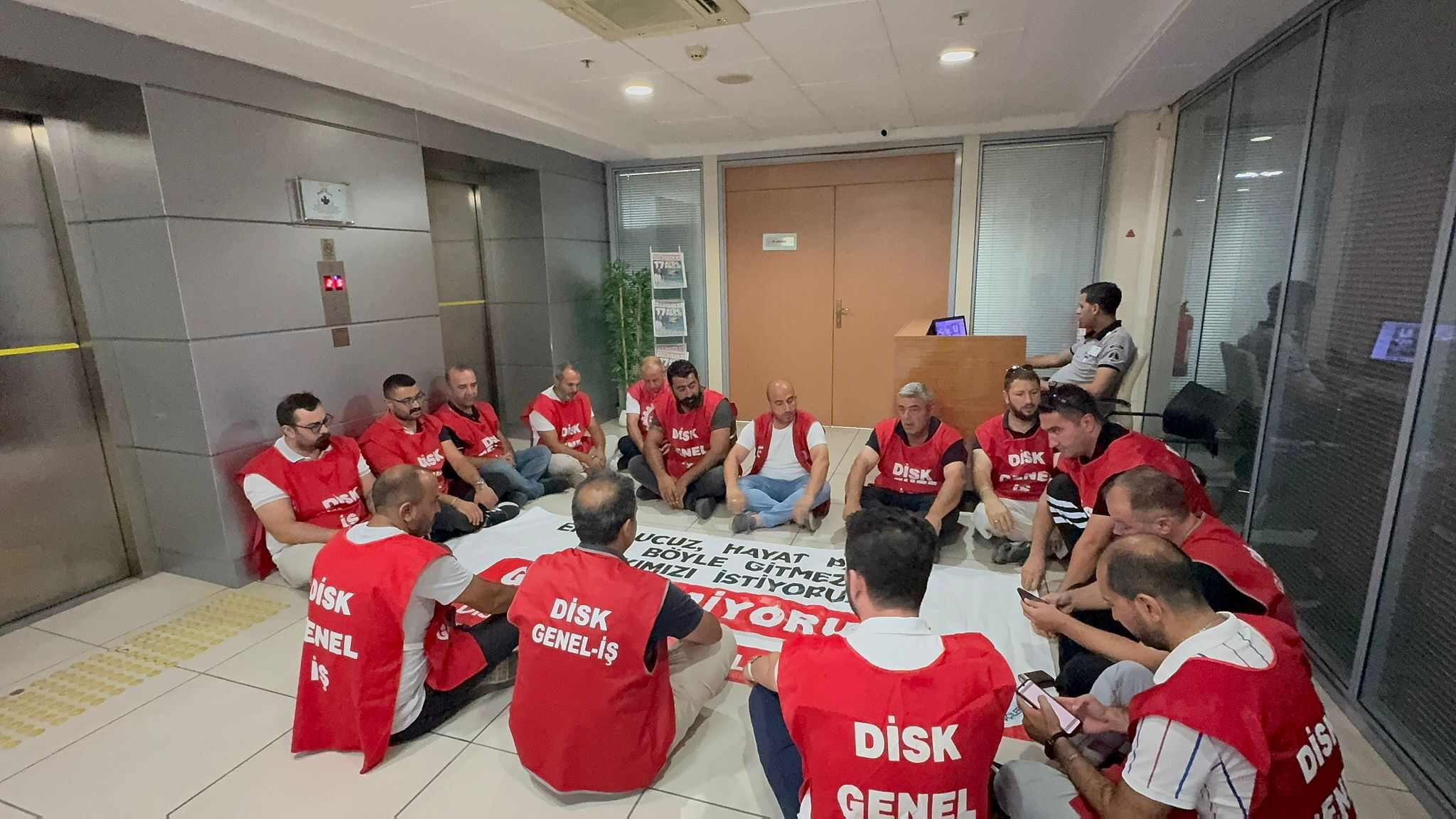 Aylardır maaş alamıyorlar! İşçiler, CHP'li başkanın kapısına dayandı - 1. Resim