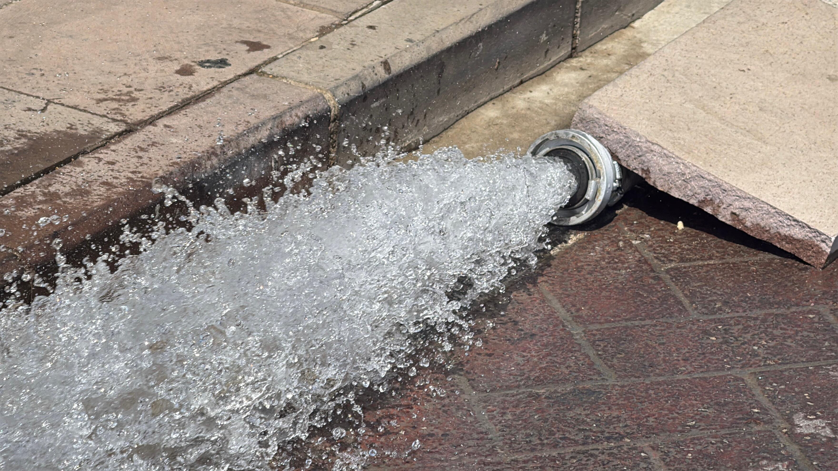 Bodrum'da isale hattı patladı! İş yeri ve depolar sular altında kaldı - 1. Resim