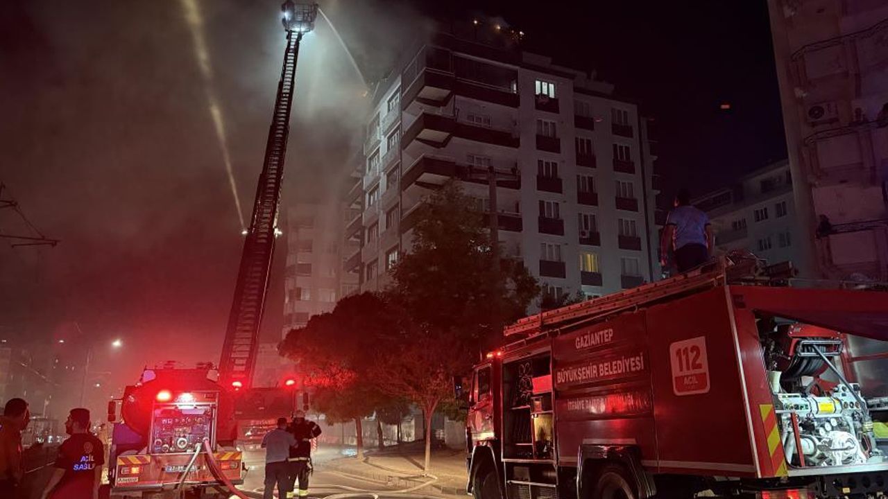 Gaziantep&#039;te 7 katlı binada yangın paniği! Ekipler 1 saatte söndürebildi