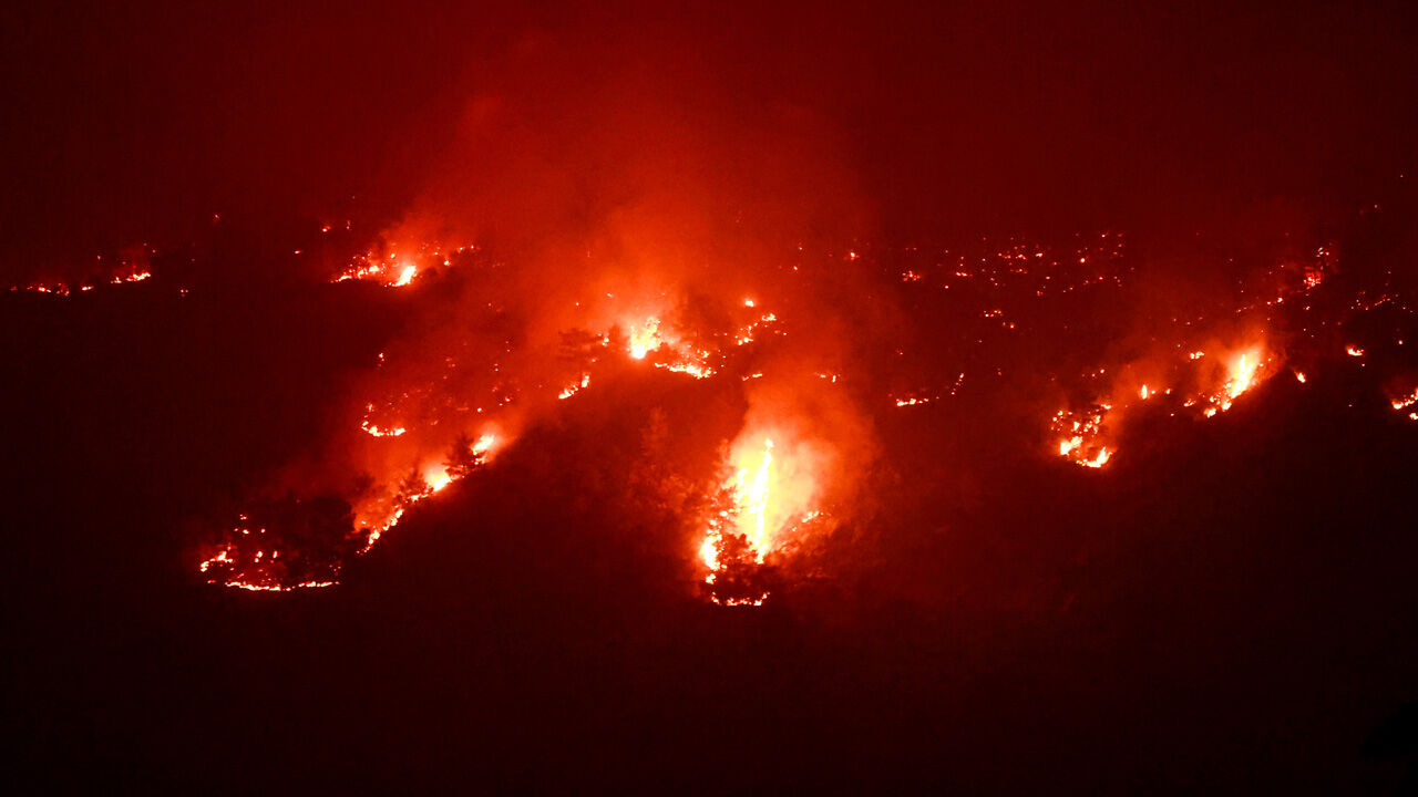 Hatay ve Mersin alev alev! Tahliyeler var, ekiplerin müdahalesi sürüyor