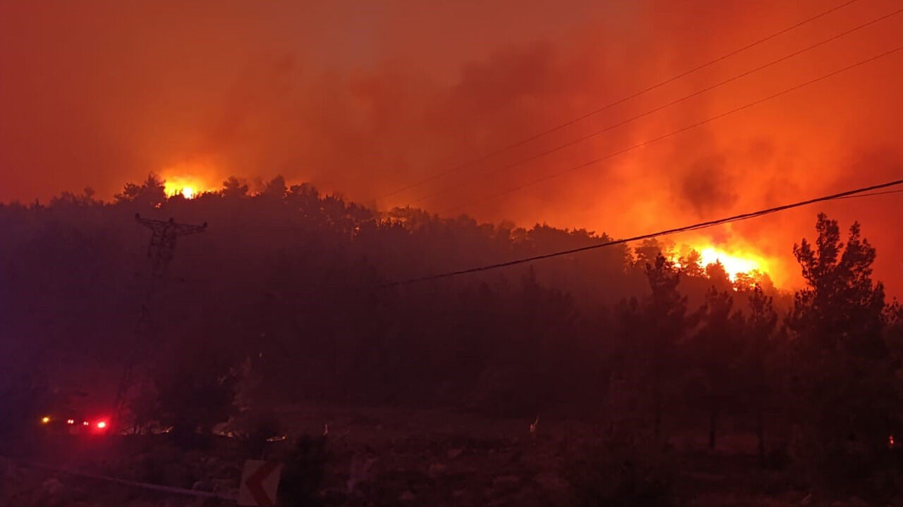 Hatay ve Mersin alev alev! Tahliyeler var, ekiplerin müdahalesi sürüyor