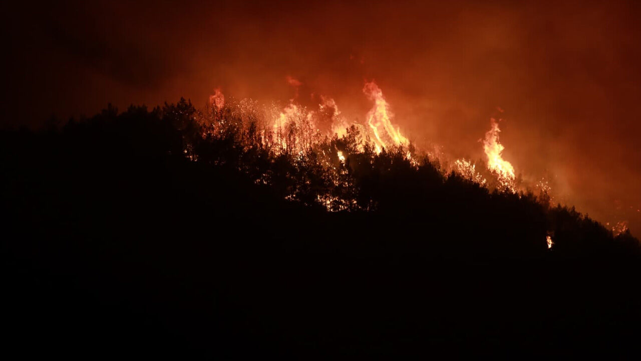 Hatay ve Mersin alev alev! Tahliyeler var, ekiplerin müdahalesi sürüyor