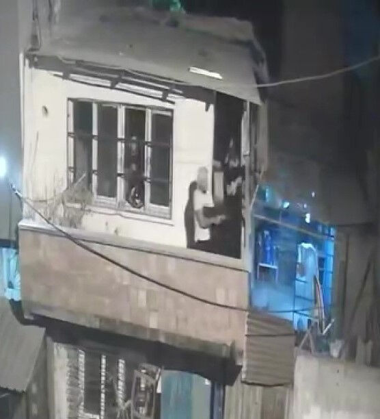 Husumetli komşuların tartışması kavgaya dönüştü! Balkondan balkona silahlar konuştu: O anlar kamerada - 2. Resim