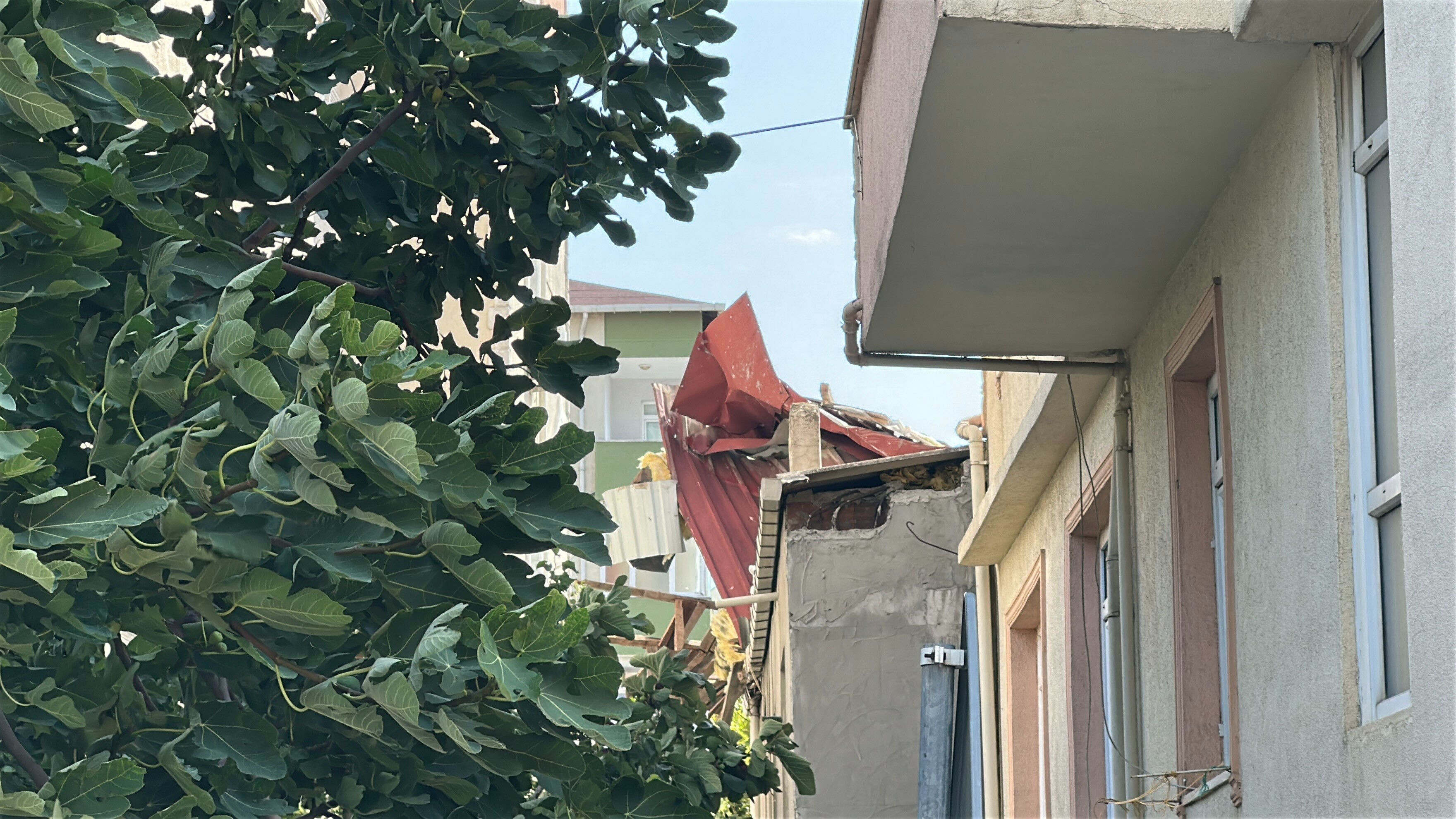Kartal'da kuvvetli rüzgarda 7 katlı binanın çatısı parçalanarak uçtu - 3. Resim