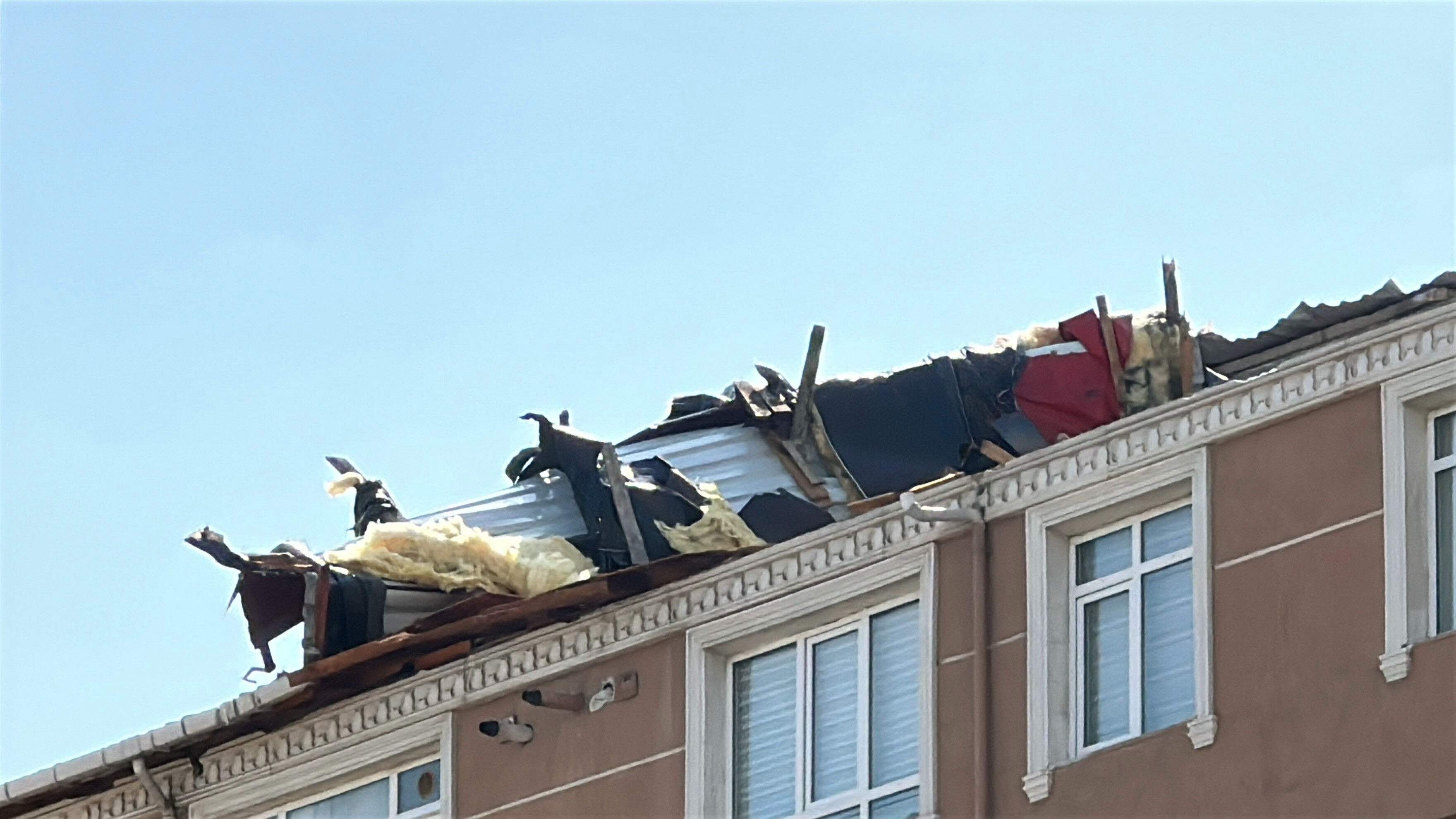 Kartal'da kuvvetli rüzgarda 7 katlı binanın çatısı parçalanarak uçtu - 2. Resim
