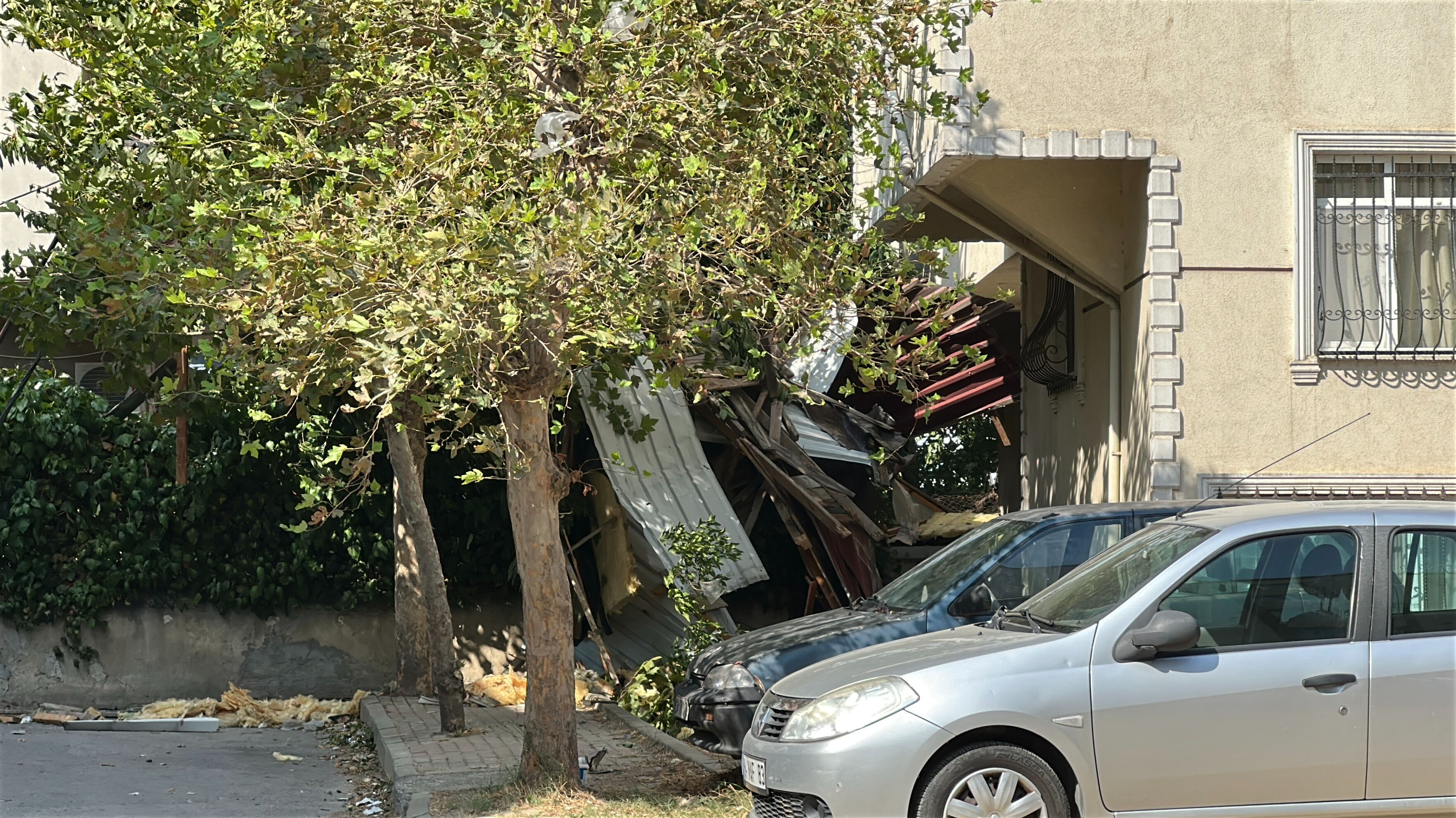 Kartal'da kuvvetli rüzgarda 7 katlı binanın çatısı parçalanarak uçtu - 1. Resim