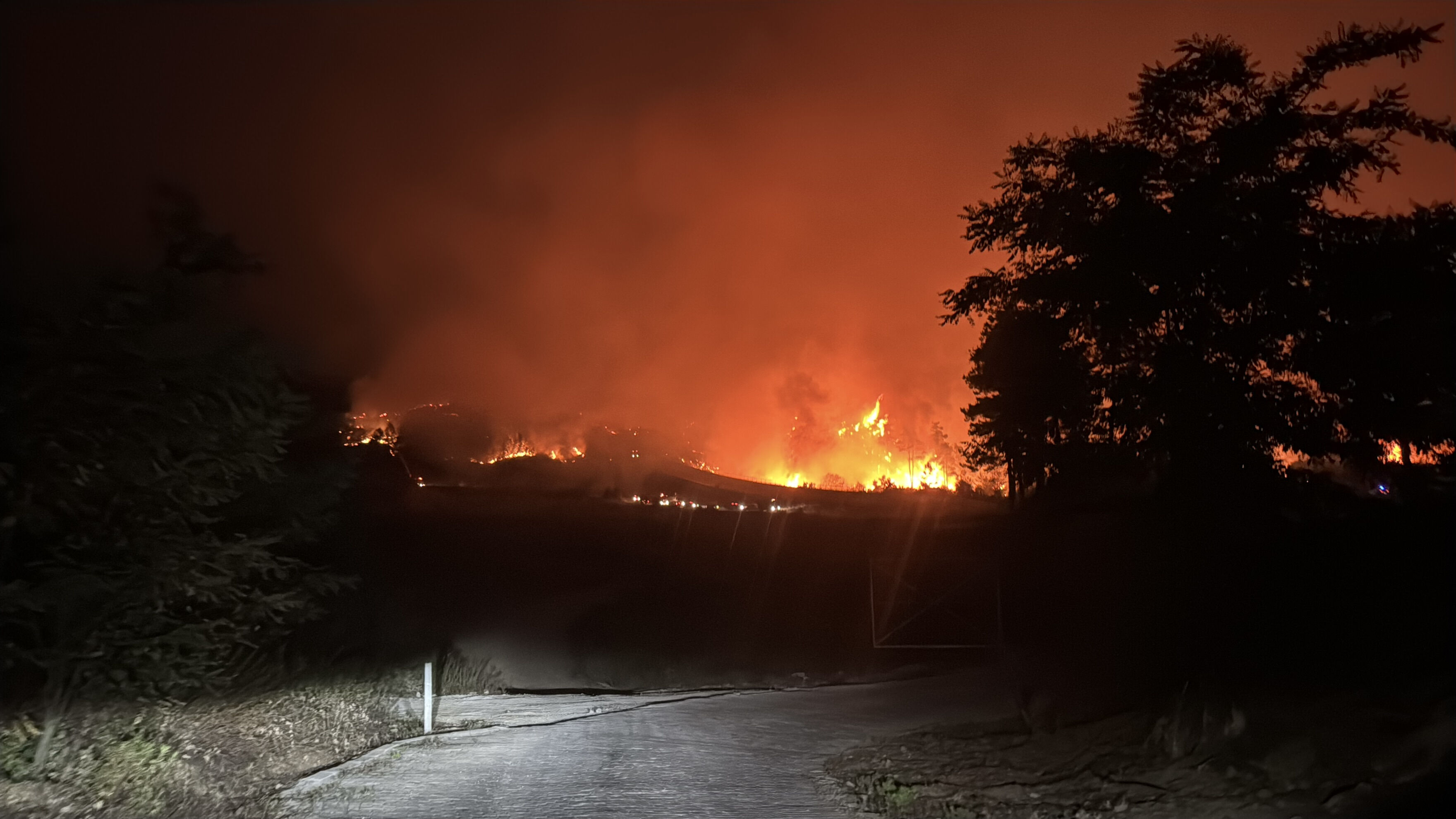 Komşuda çıkan yangın Türkiye'ye sıçradı! Sınır hattından alevler yükseliyor - 1. Resim