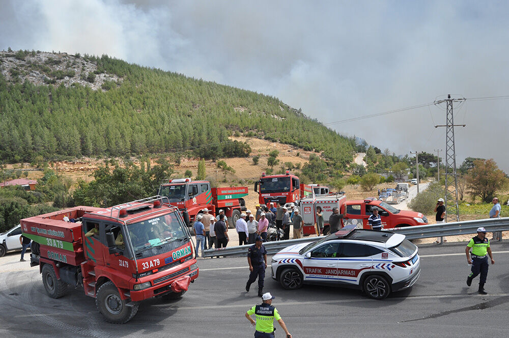 Mersin Silifke'deki orman yangını söndürüldü mü? Validen açıklama var, tahliyeler başladı - 3. Resim