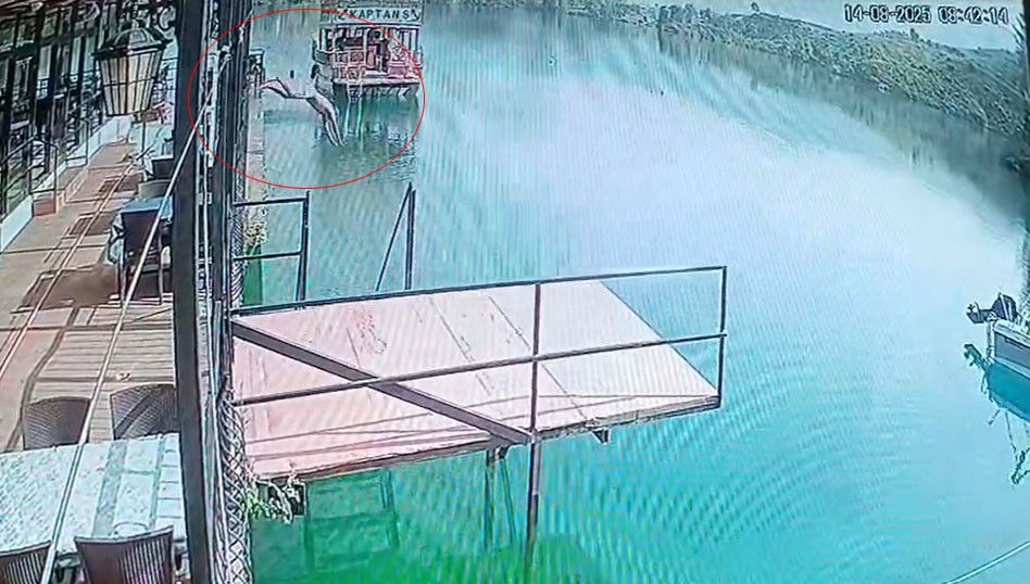 Ölüme böyle atladı! Yüzmek için girdi, cesedi çıkarıldı... Saniye saniye kamerada - 1. Resim