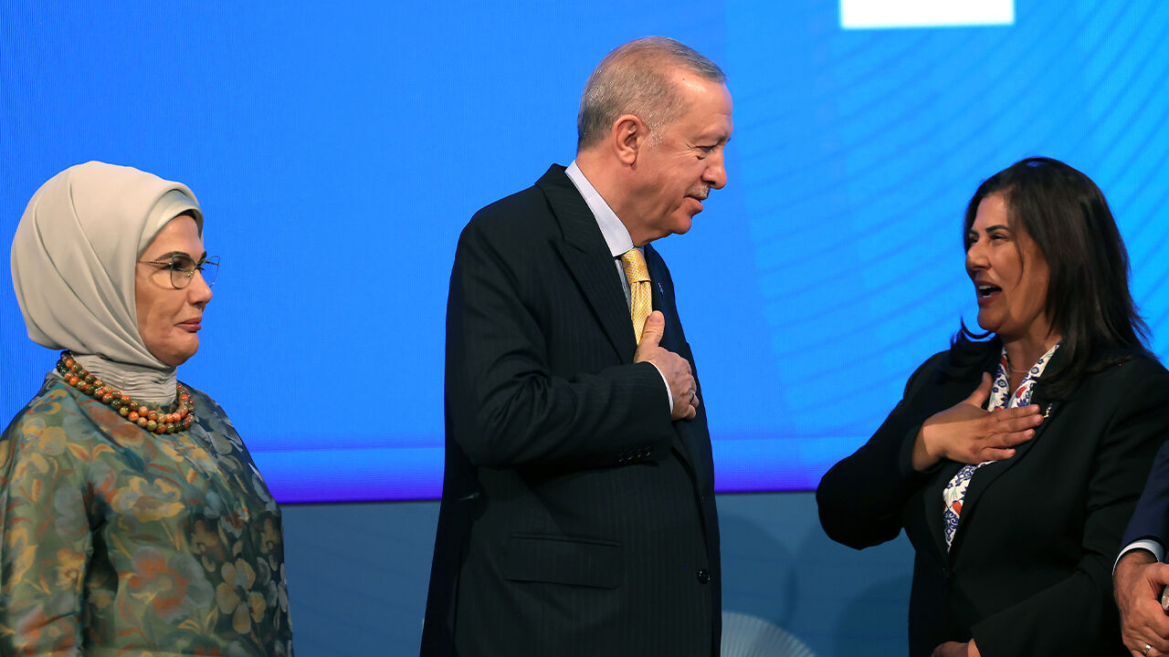 Özlem Çerçioğlu resmen AK Parti'de! Kürsüye çıkıp bu sözlerle Özgür Özel'e meydan okudu - 1. Resim