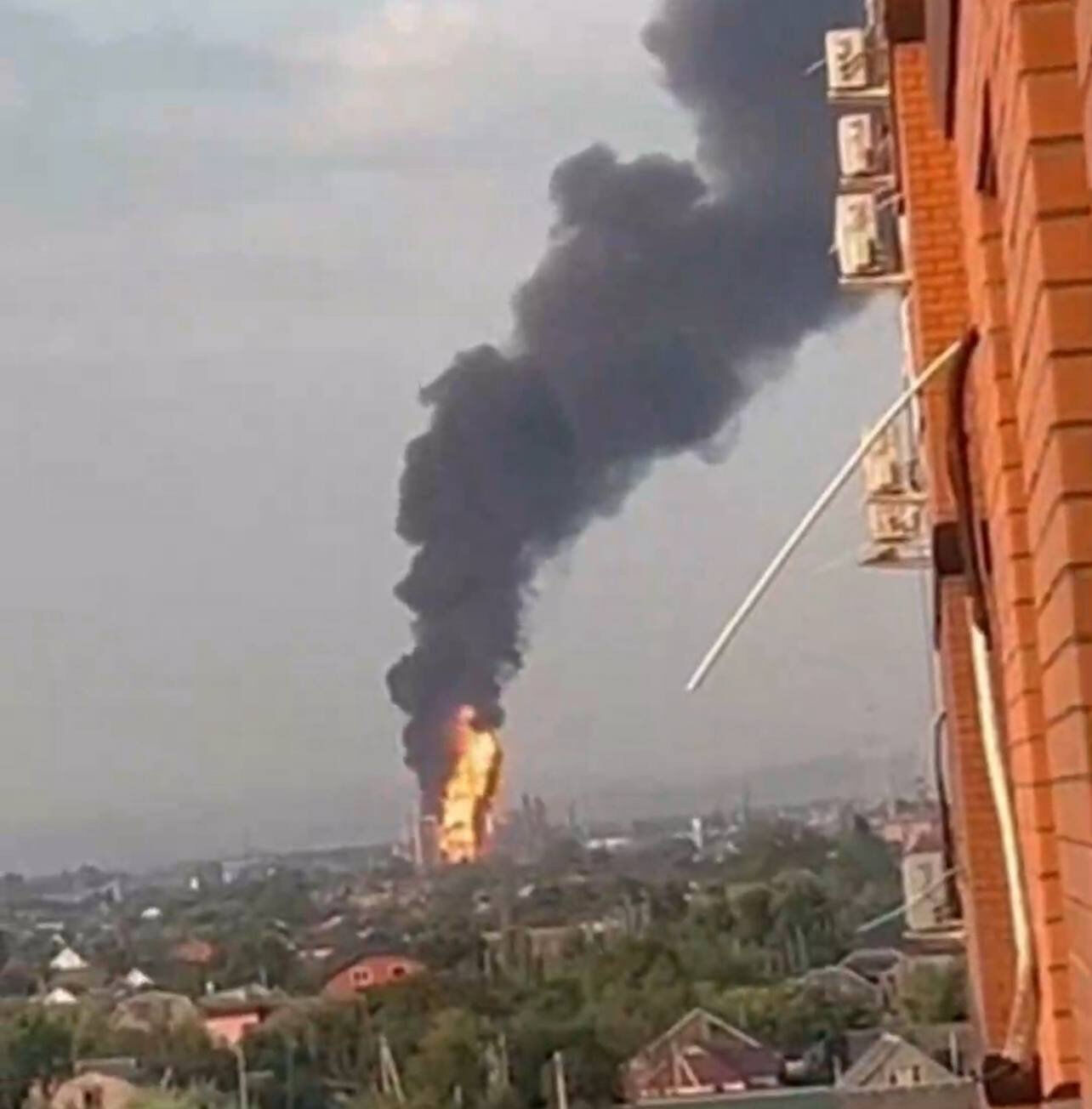 Petrol rafinerisi vuruldu, Nükleer santral alev aldı! Rusya ve Ukrayna'da peş peşe patlama - 1. Resim