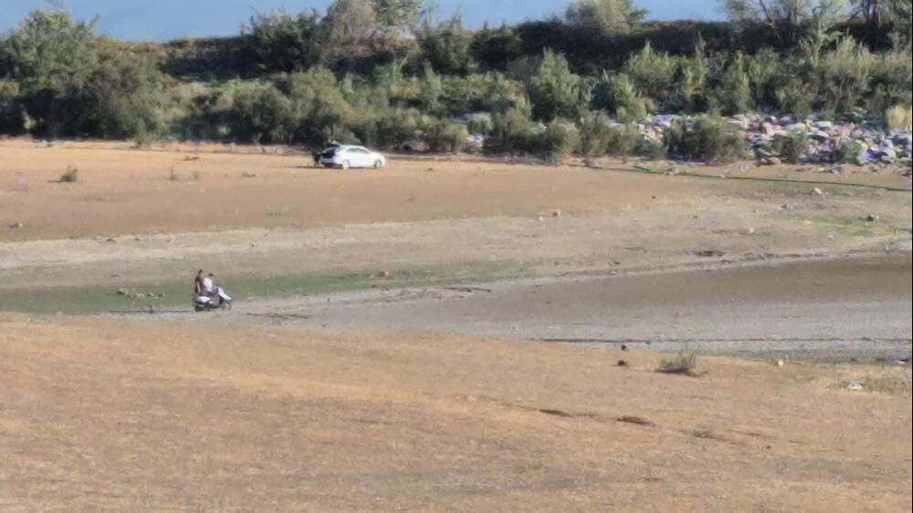 43 yıldır sulama yapılan gölet kuraklığa yenik düştü! Köylüler zemini kazmaya başladı - 2. Resim