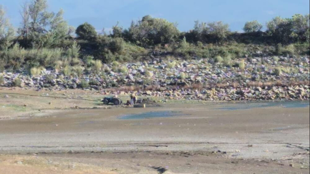 43 yıldır sulama yapılan gölet kuraklığa yenik düştü! Köylüler zemini kazmaya başladı - 1. Resim