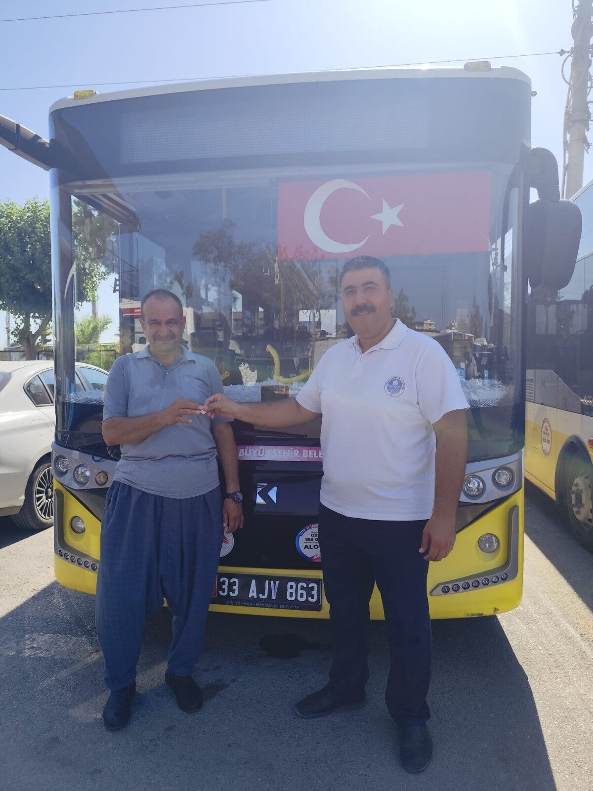 Aracında altın bulup hemen kameraları inceledi! Mersin'de otobüs şoföründen örnek davranış - 1. Resim