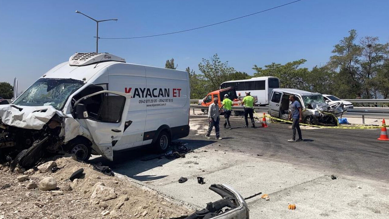 Burdur'da feci kaza! İki araç kafa kafaya çarpıştı: Ölü ve yaralılar var - 1. Resim