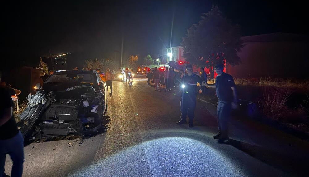 Burdur'da otomobil ile traktör çarpıştı! Yaralıların yarısı çocuk - 1. Resim