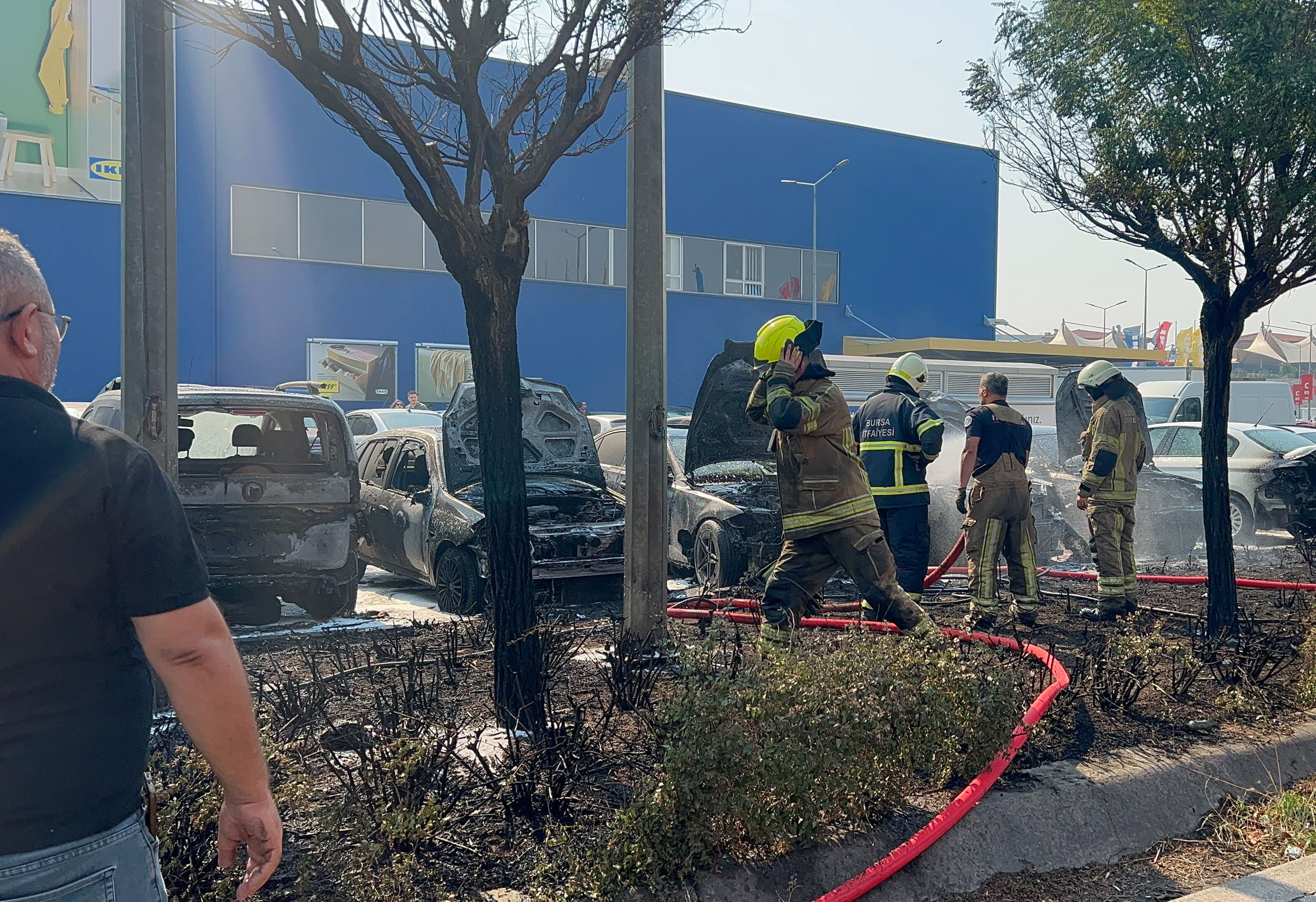 Bursa'da AVM otoparkında yangın! 6 araç küle döndü - 1. Resim