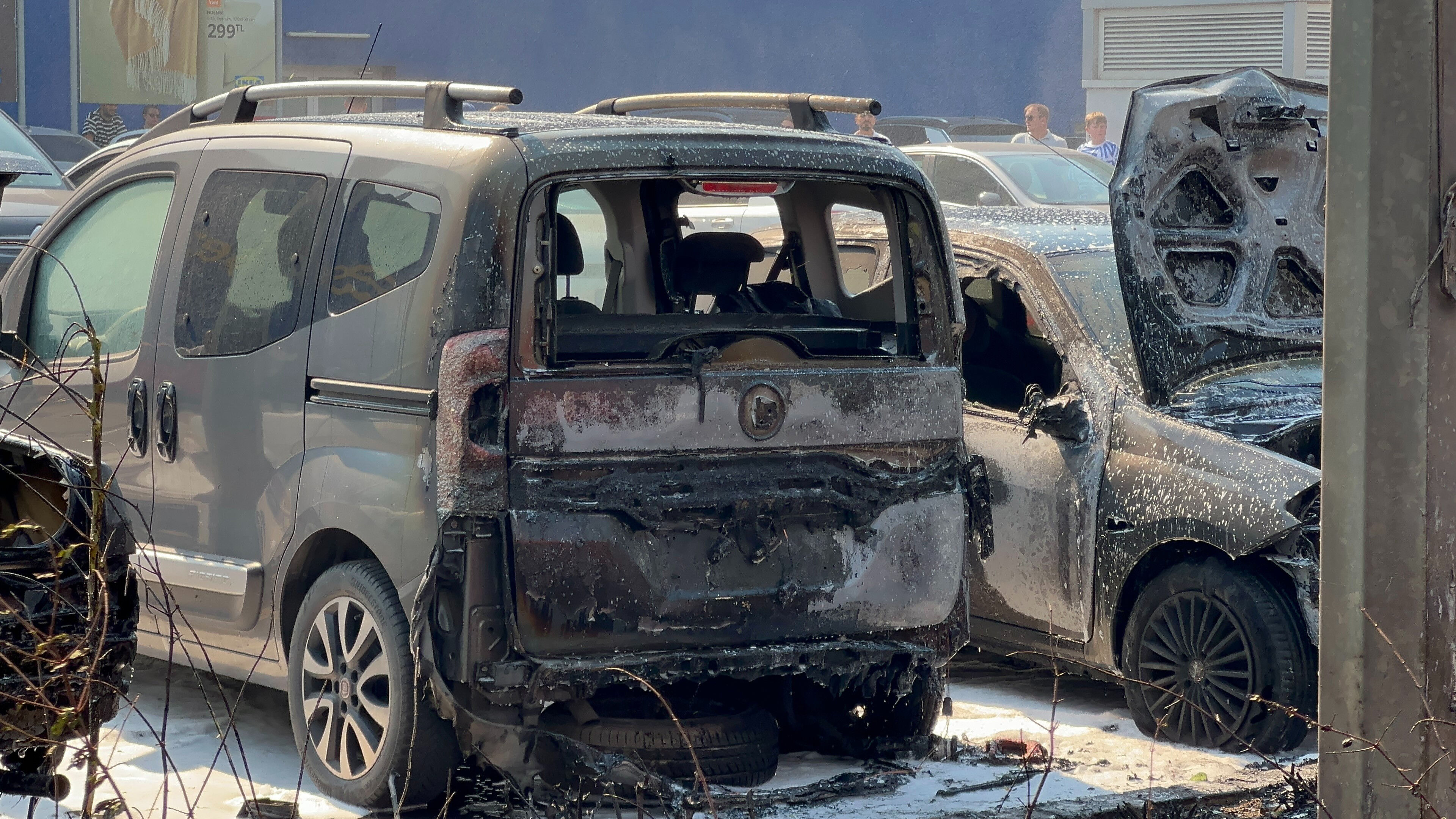 Bursa'da AVM otoparkında yangın! 6 araç küle döndü - 2. Resim