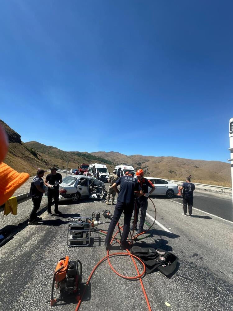 Erzincan'da feci kaza! 3 ölü, 6 yaralı - 1. Resim