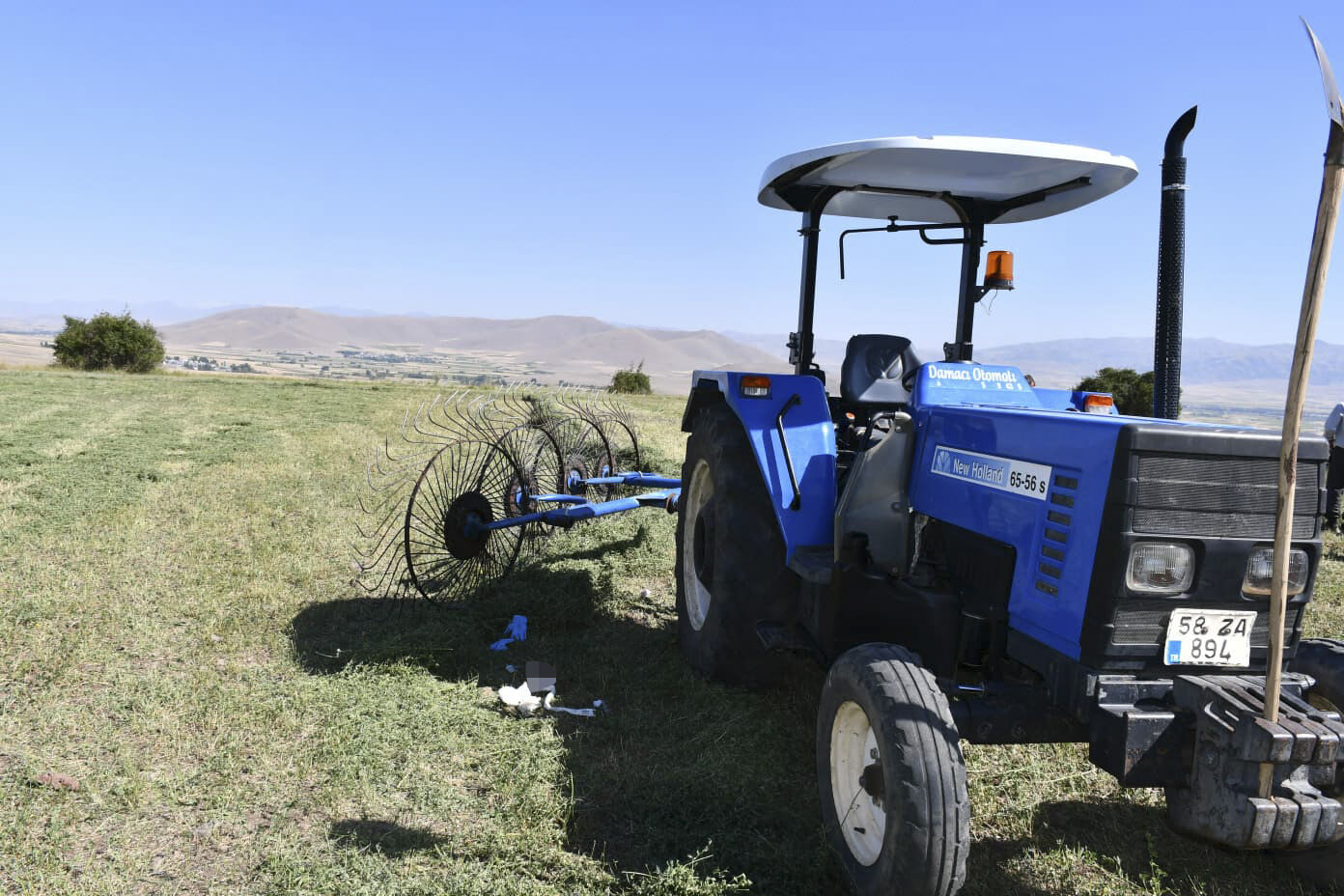 Erzurum'da kahreden olay: 5 yaşındaki kız çocuğu babasının kullandığı traktörün altında kaldı - 1. Resim