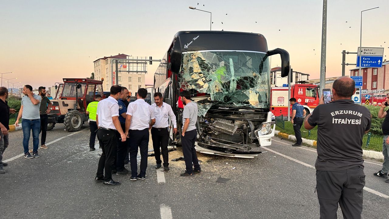 Erzurum&#039;da yolcu otobüsü ile traktör çarpıştı: 8 kişi yaralandı